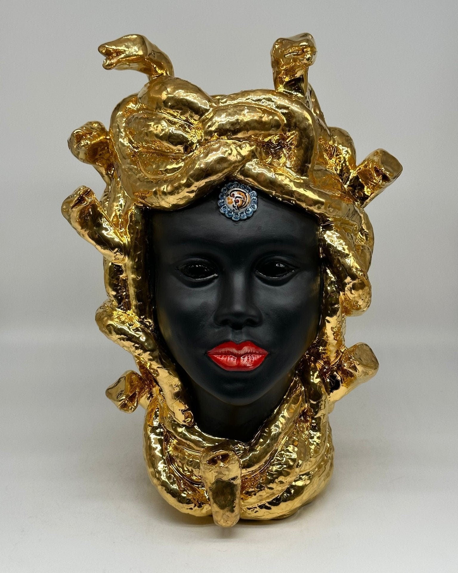 Testa Mitologica Medusa Ceramica Caltagirone cm H.38 L.25 Artigianale “GOLD EDITION” - DD CERAMICHE SICILIANE
