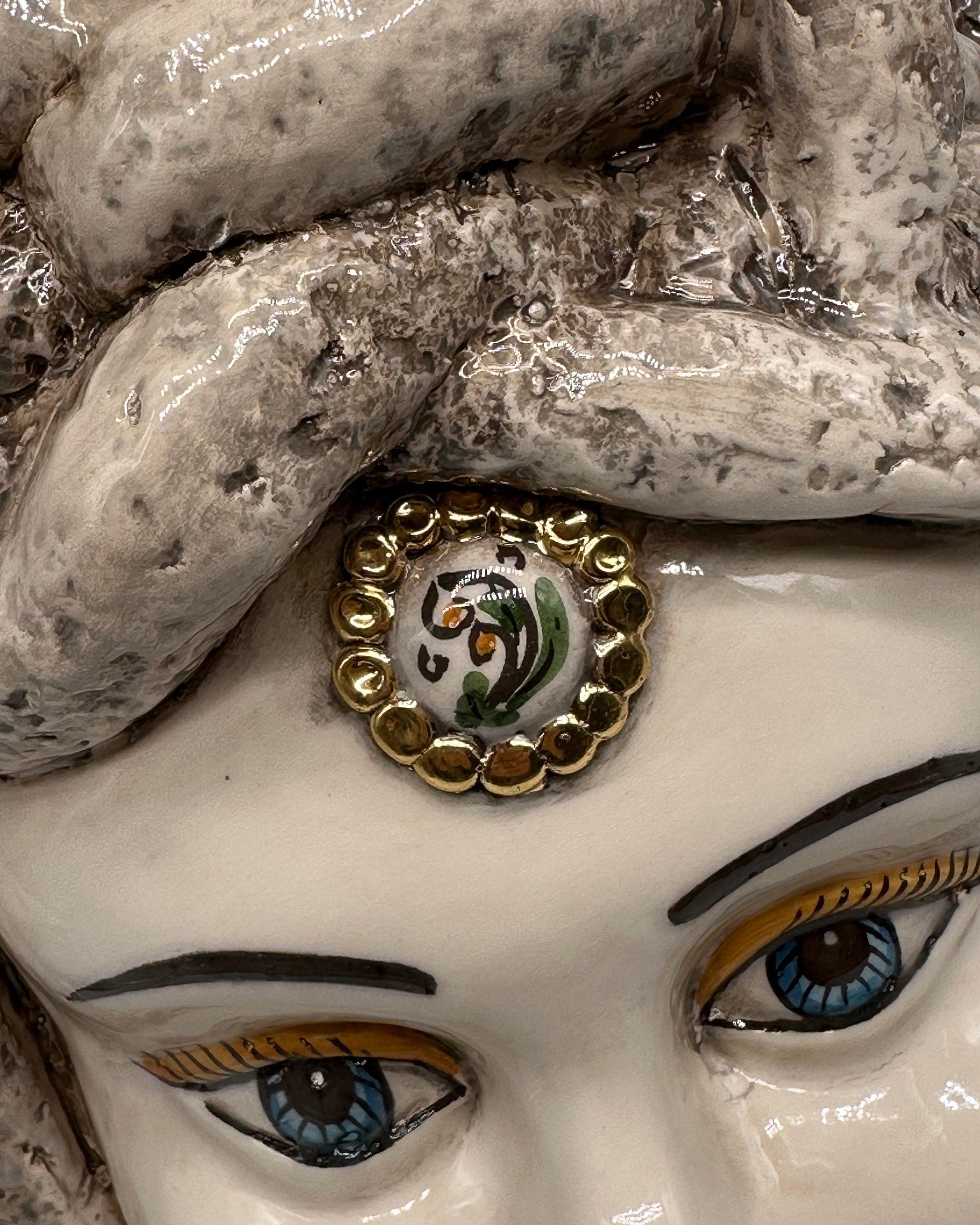 Testa Mitologica Medusa Ceramica Caltagirone cm H.38 L.25 Artigianale Écru dettagli Oro