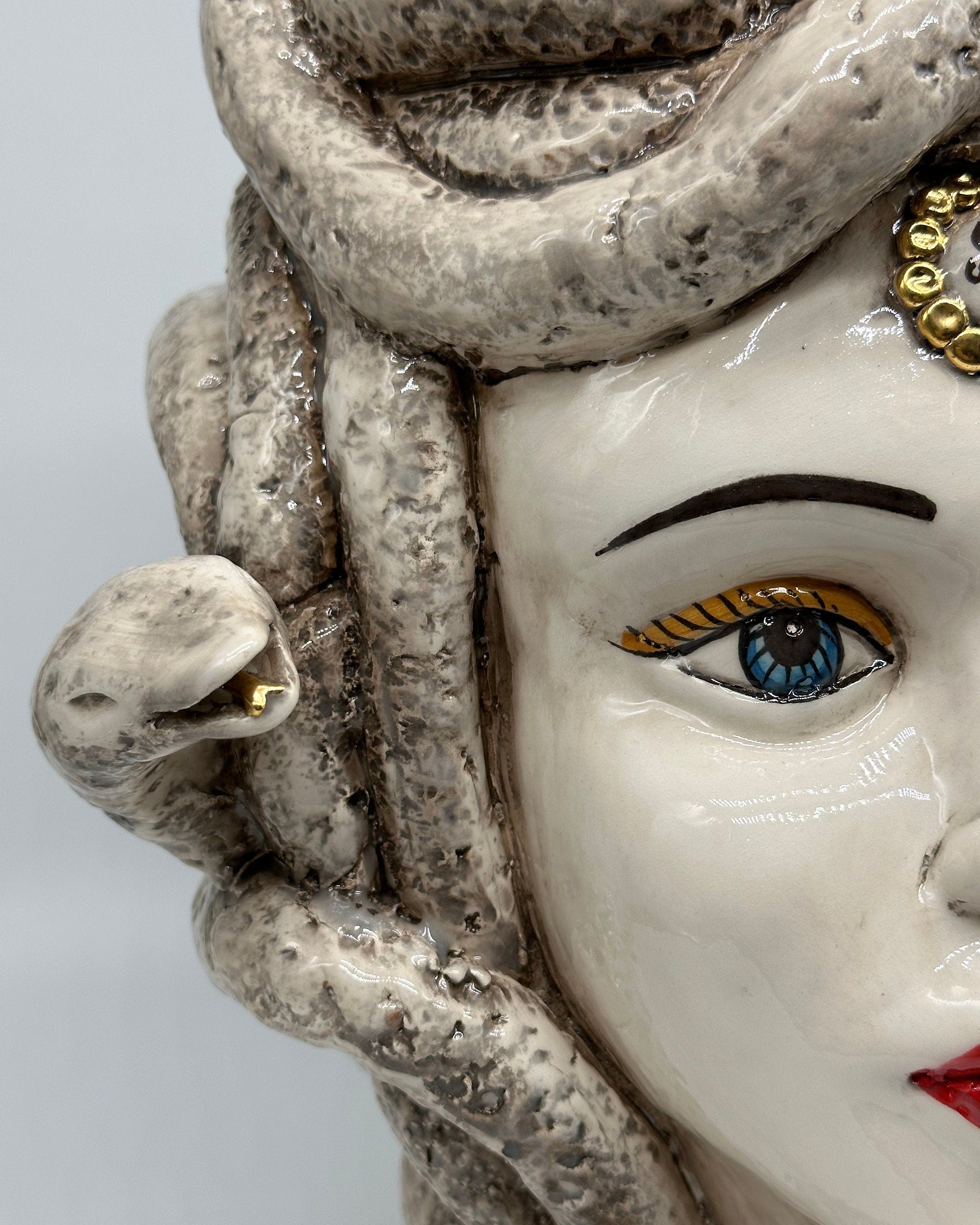 Testa Mitologica Medusa Ceramica Caltagirone cm H.38 L.25 Artigianale Écru dettagli Oro