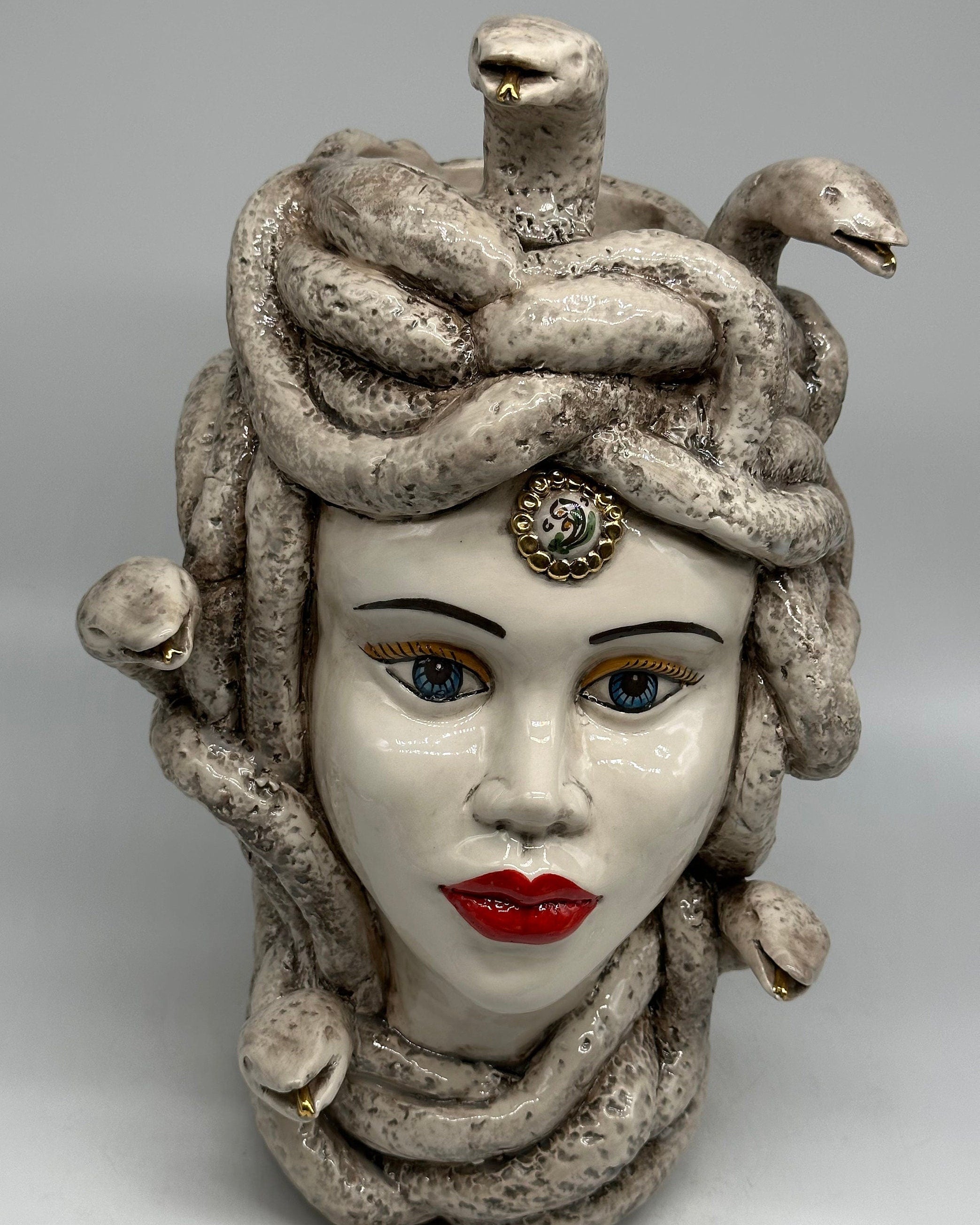 Testa Mitologica Medusa Ceramica Caltagirone cm H.38 L.25 Artigianale Écru dettagli Oro