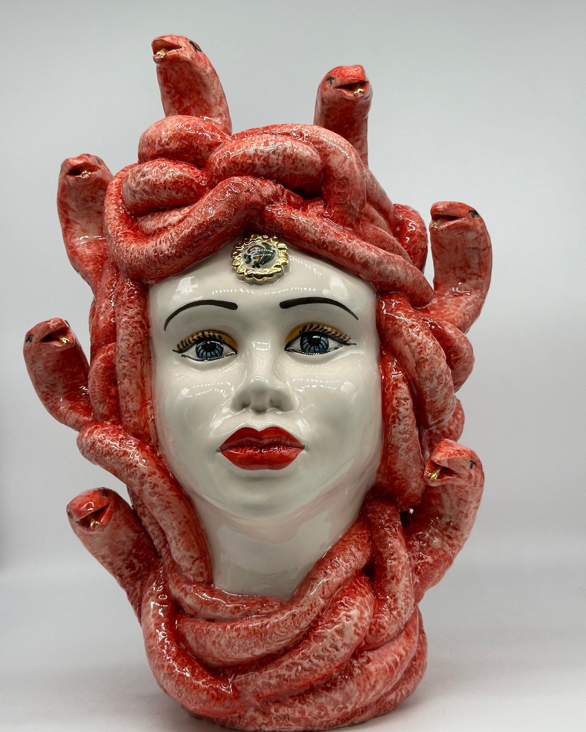 Testa Mitologica Medusa Ceramica Caltagirone cm H.38 L.25 Artigianale Rosso dettagli Oro
