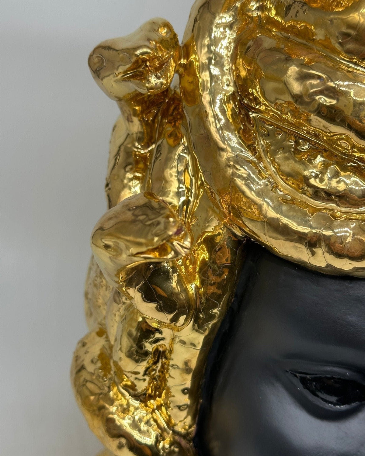Testa Mitologica Medusa Ceramica Caltagirone cm H.38 L.25 Artigianale “GOLD EDITION” - DD CERAMICHE SICILIANE