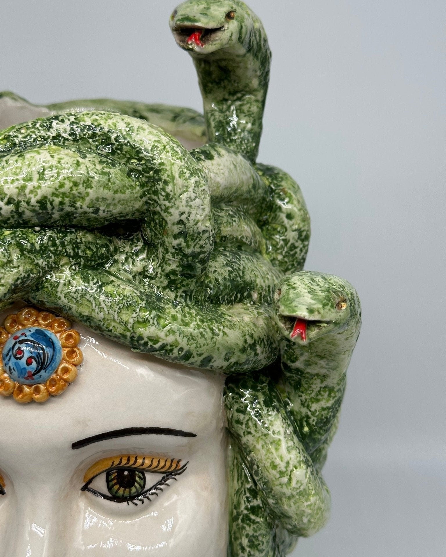 Testa Mitologica Medusa Ceramica Caltagirone cm H.38 L.25 Artigianale Verde - DD CERAMICHE SICILIANE