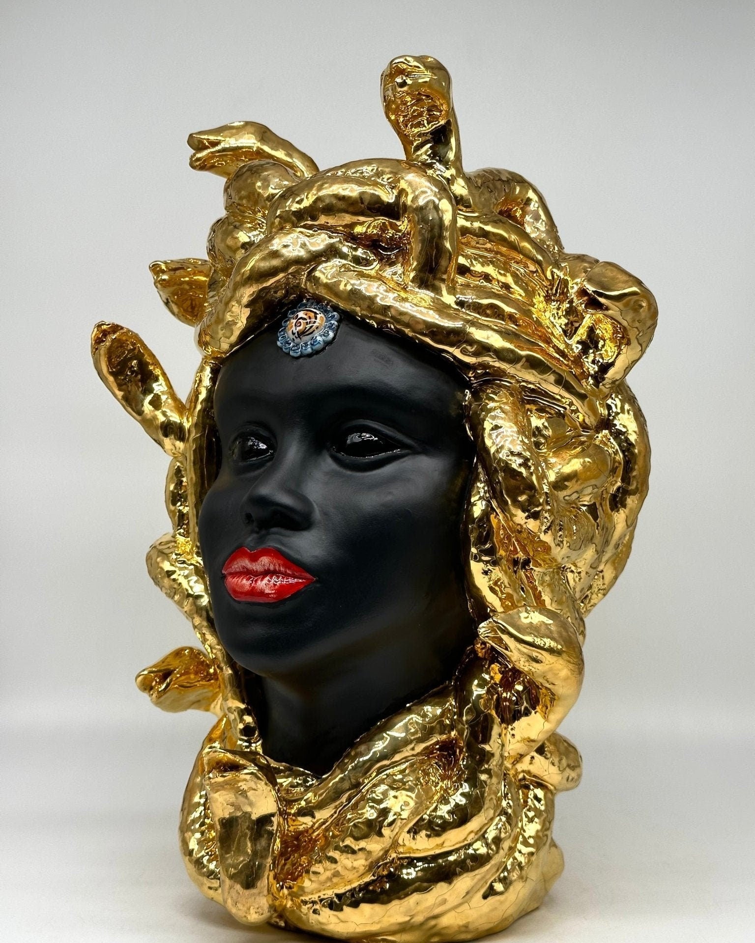 Testa Mitologica Medusa Ceramica Caltagirone cm H.38 L.25 Artigianale “GOLD EDITION” - DD CERAMICHE SICILIANE