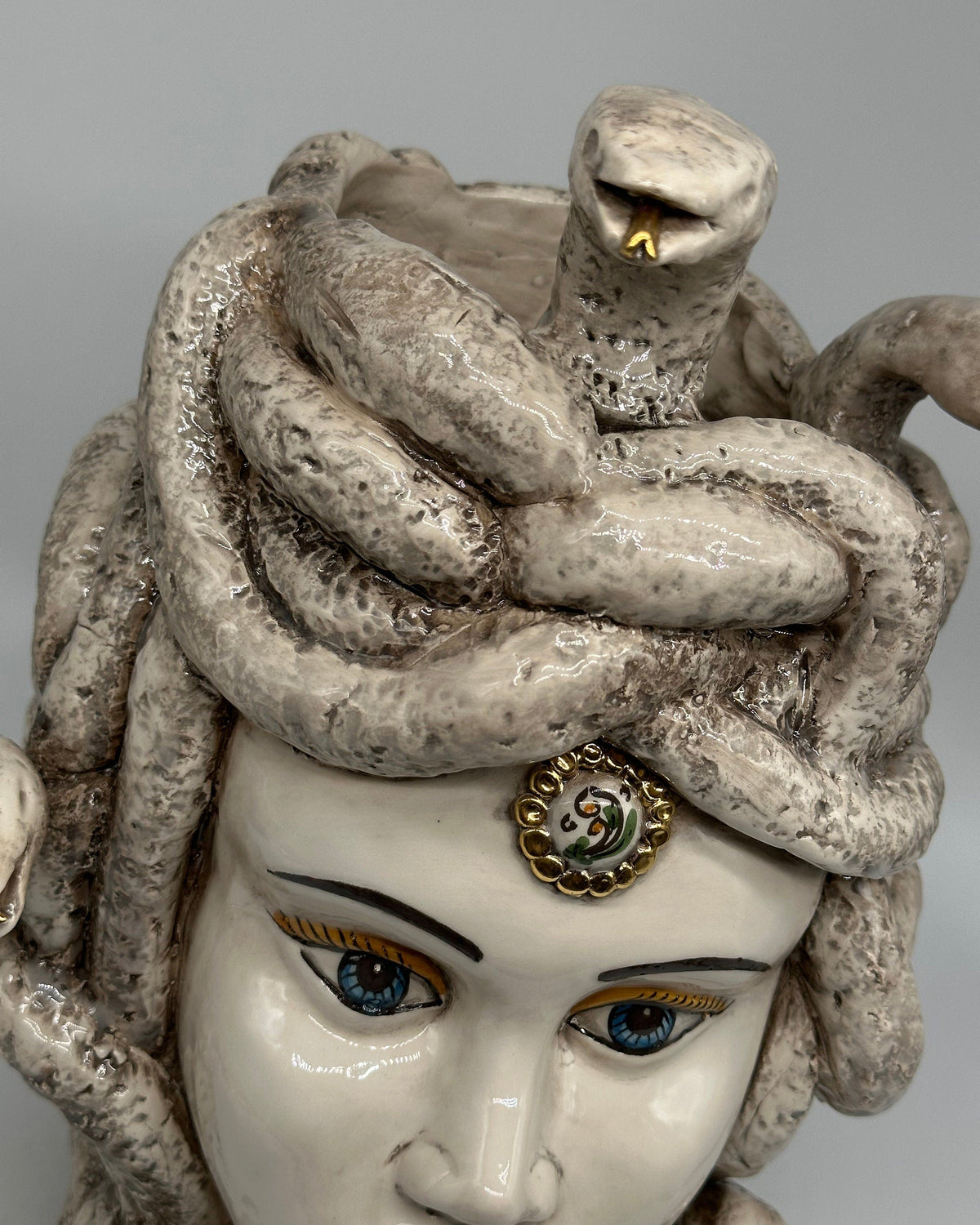 Testa Mitologica Medusa Ceramica Caltagirone cm H.38 L.25 Artigianale Écru dettagli Oro