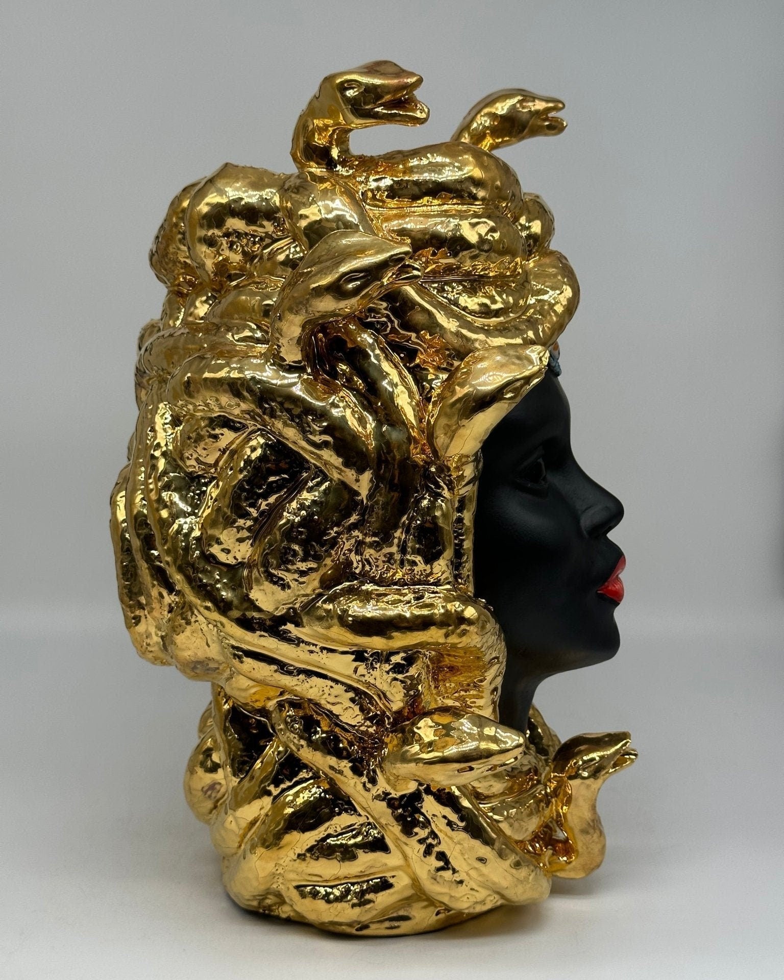 Testa Mitologica Medusa Ceramica Caltagirone cm H.38 L.25 Artigianale “GOLD EDITION” - DD CERAMICHE SICILIANE