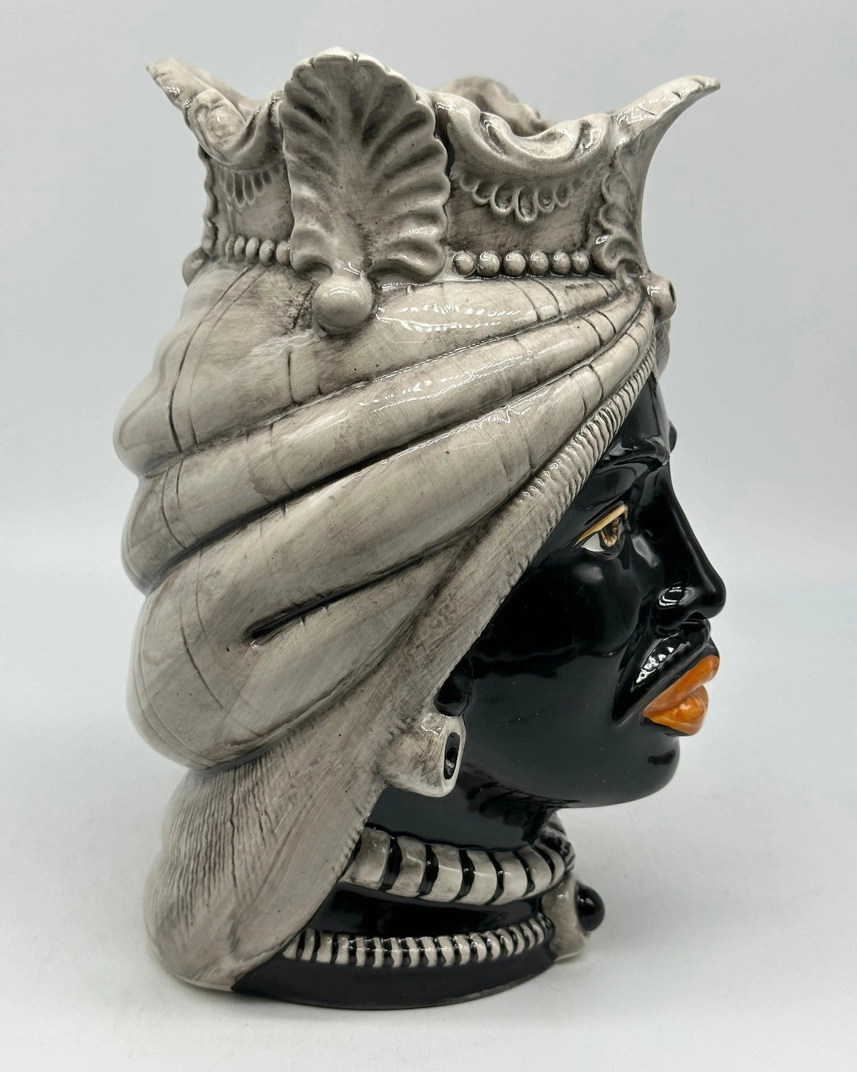 Teste di Moro Afro Ceramica Caltagirone cm H.25 L.17 Artigianale Écru Visi Decorati DD CERAMICHE SICILIANE