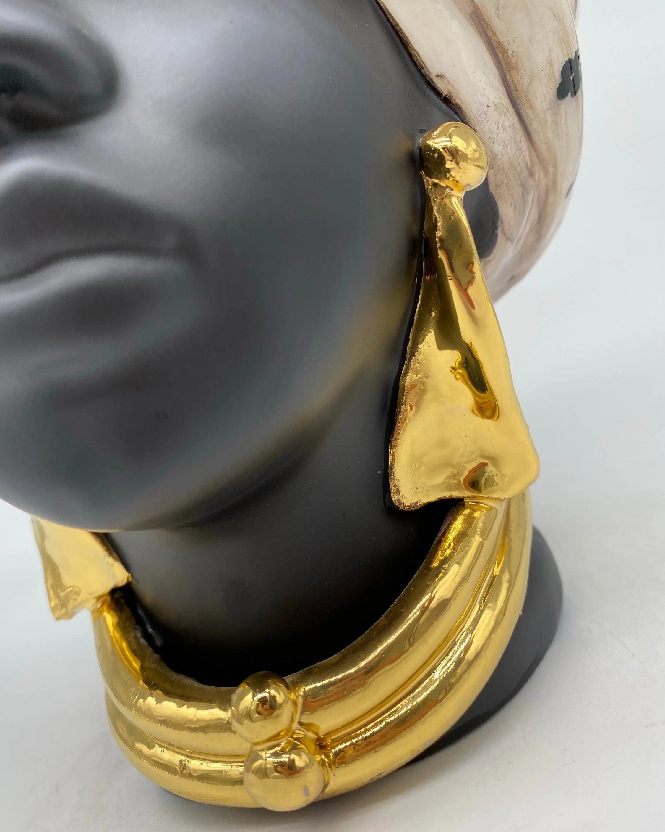 Teste di Moro Atena Ceramica Caltagirone cm H.24 L.18 Artigianale Écru Pois Nero Oro DD CERAMICHE SICILIANE