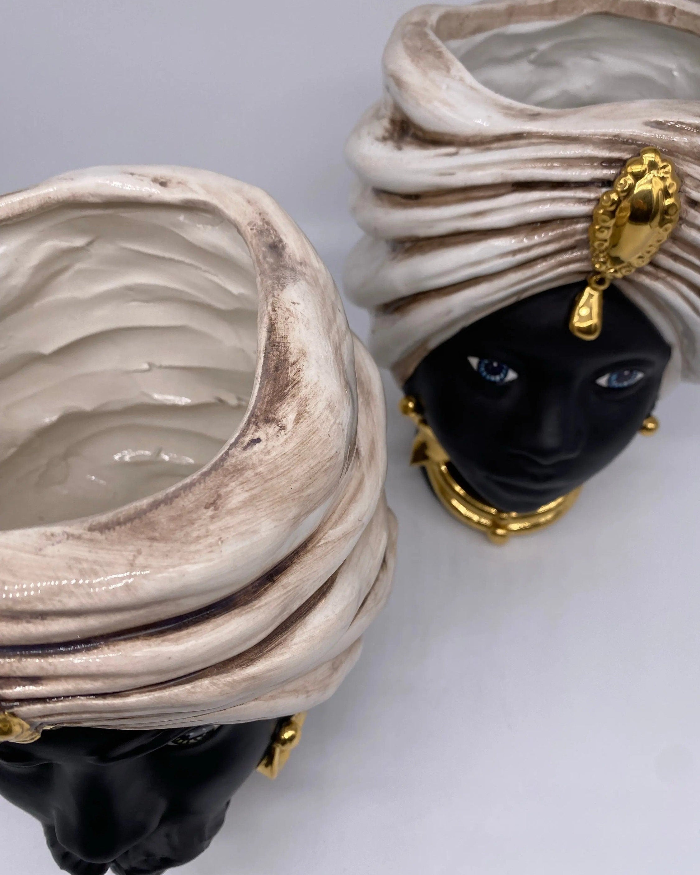 Teste di Moro Atena Ceramica Caltagirone cm H.24 L.18 Artigianale Écru Nero Oro DD CERAMICHE SICILIANE