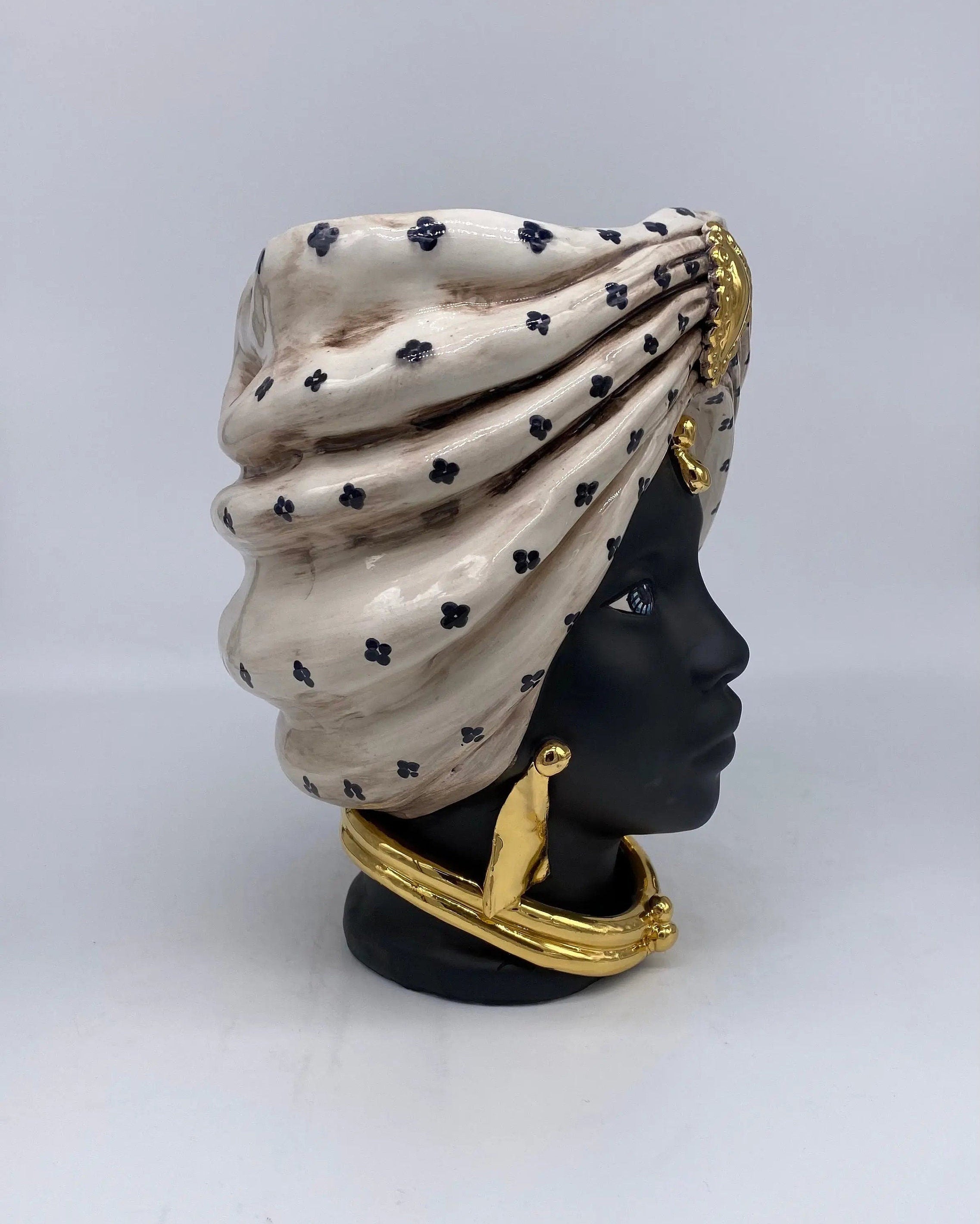 Teste di Moro Atena Ceramica Caltagirone cm H.24 L.18 Artigianale Écru Pois Nero Oro DD CERAMICHE SICILIANE