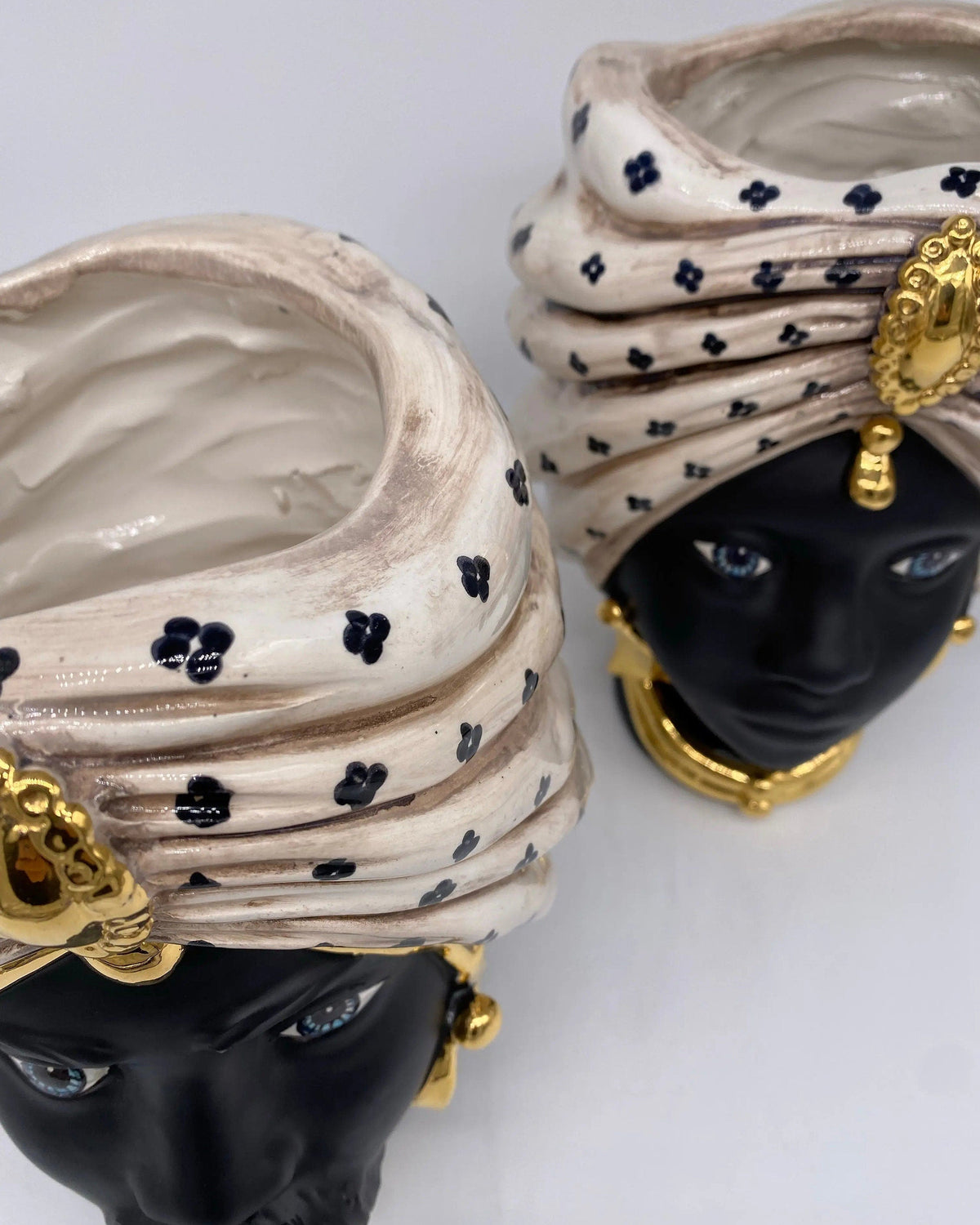 Teste di Moro Atena Ceramica Caltagirone cm H.24 L.18 Artigianale Écru Pois Nero Oro DD CERAMICHE SICILIANE