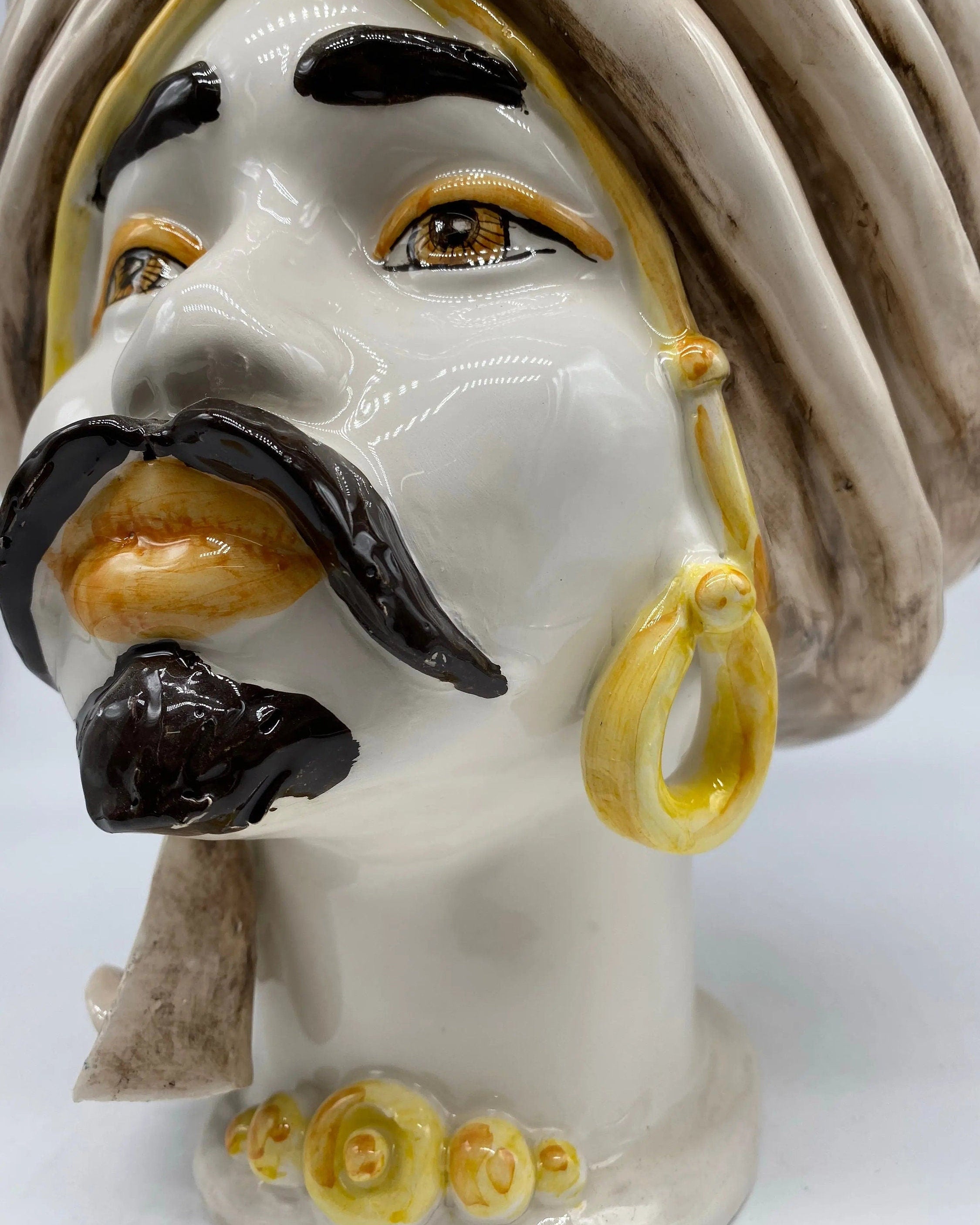 Teste di Moro Atena Ceramica Caltagirone cm H.30 L.23 Artigianale Écru Bianco Giallo DD CERAMICHE SICILIANE