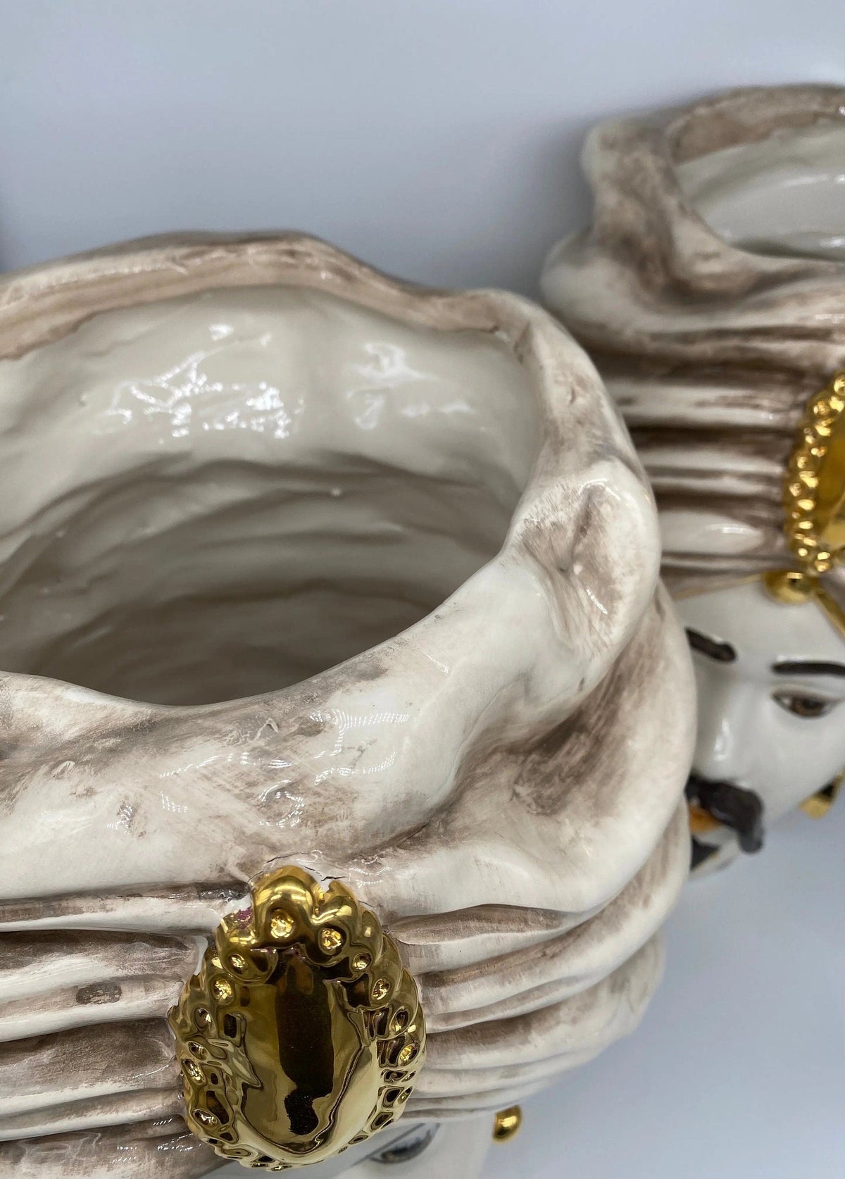 Teste di Moro Atena Ceramica Caltagirone cm H.40 L.28 Artigianale Écru Beige Oro DD CERAMICHE SICILIANE