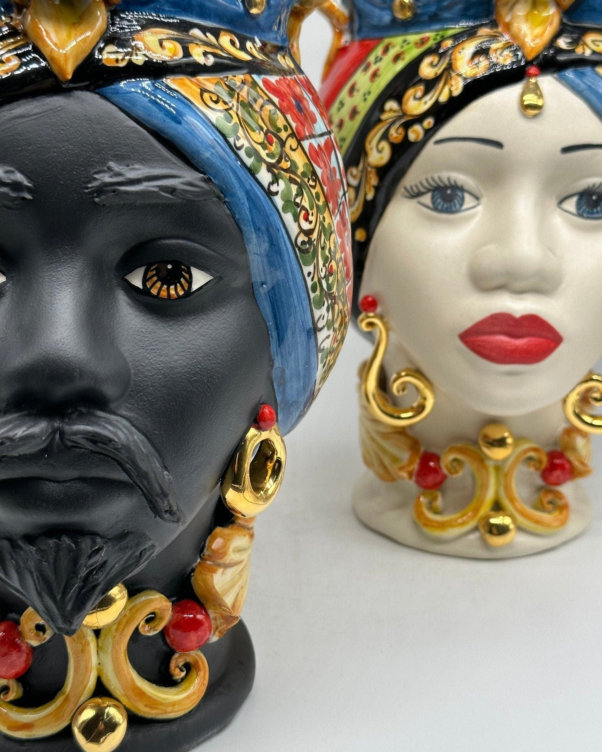 Teste di Moro Diana “Carretto” Ceramica Caltagirone cm H.30 L.20 Artigianale Écru Oro Sfere Rosso - DD CERAMICHE SICILIANE