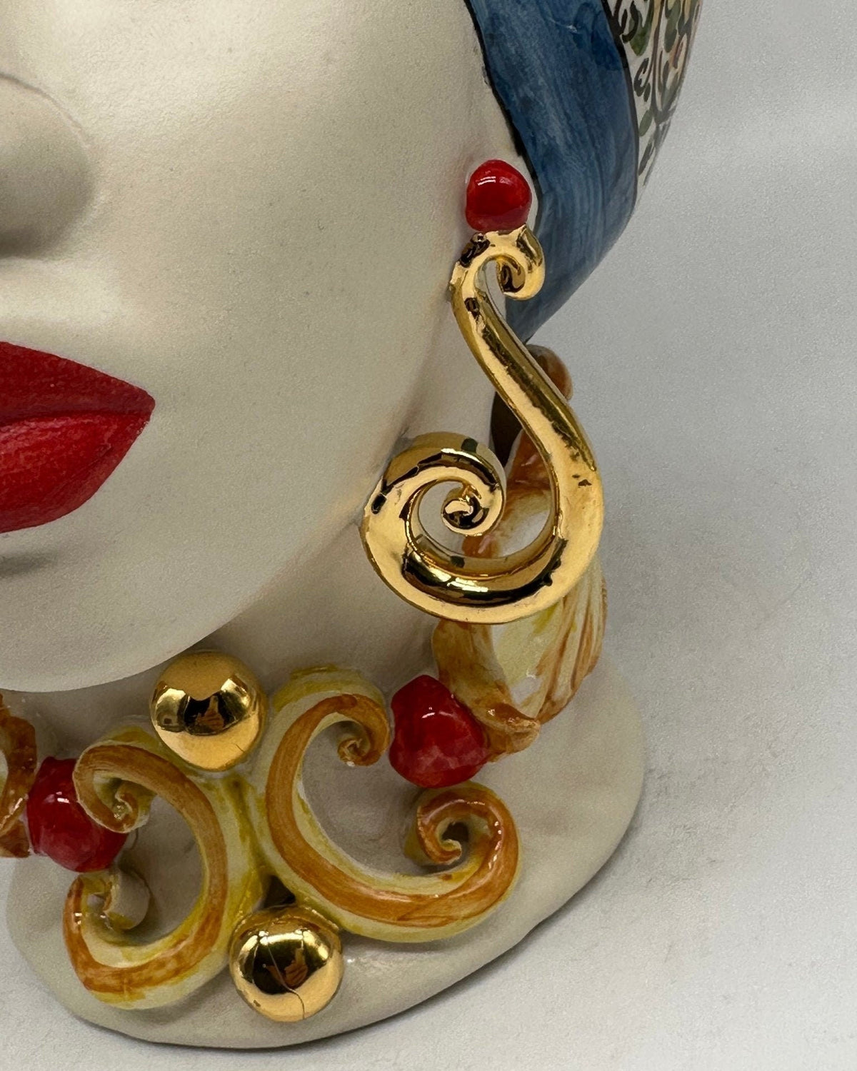 Teste di Moro Diana “Carretto” Ceramica Caltagirone cm H.30 L.20 Artigianale Écru Oro Sfere Rosso - DD CERAMICHE SICILIANE