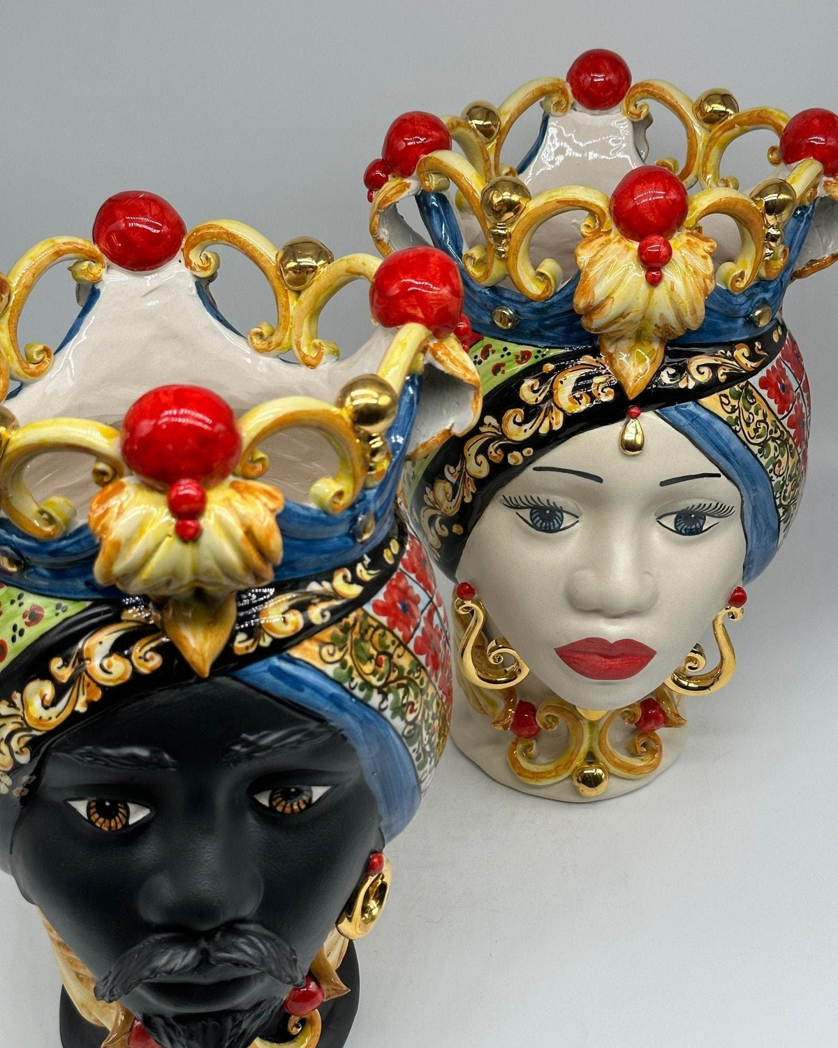 Teste di Moro Diana “Carretto” Ceramica Caltagirone cm H.30 L.20 Artigianale Écru Oro Sfere Rosso - DD CERAMICHE SICILIANE