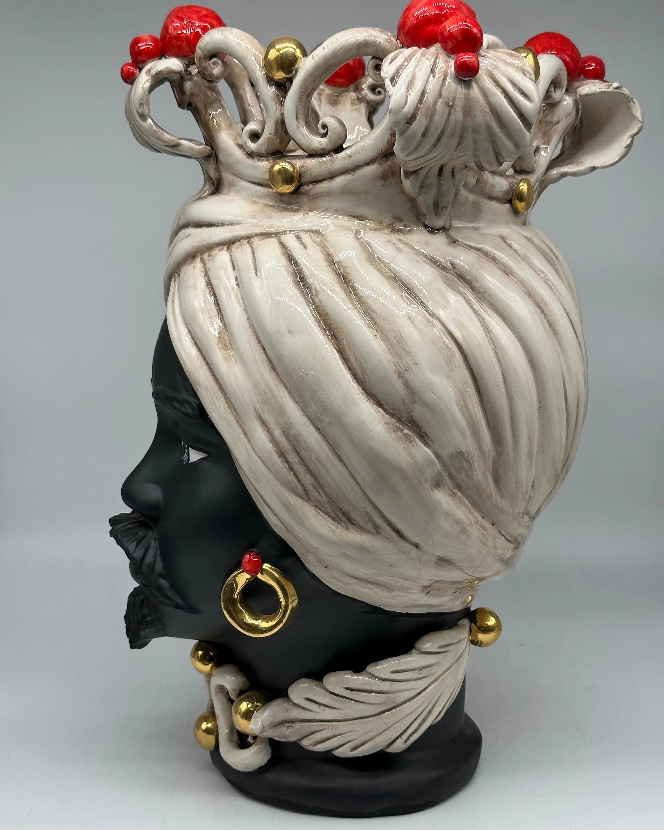 Teste di Moro Diana Ceramica Caltagirone cm H.40 L.25 Artigianale Écru Oro Sfere Rosso DD CERAMICHE SICILIANE