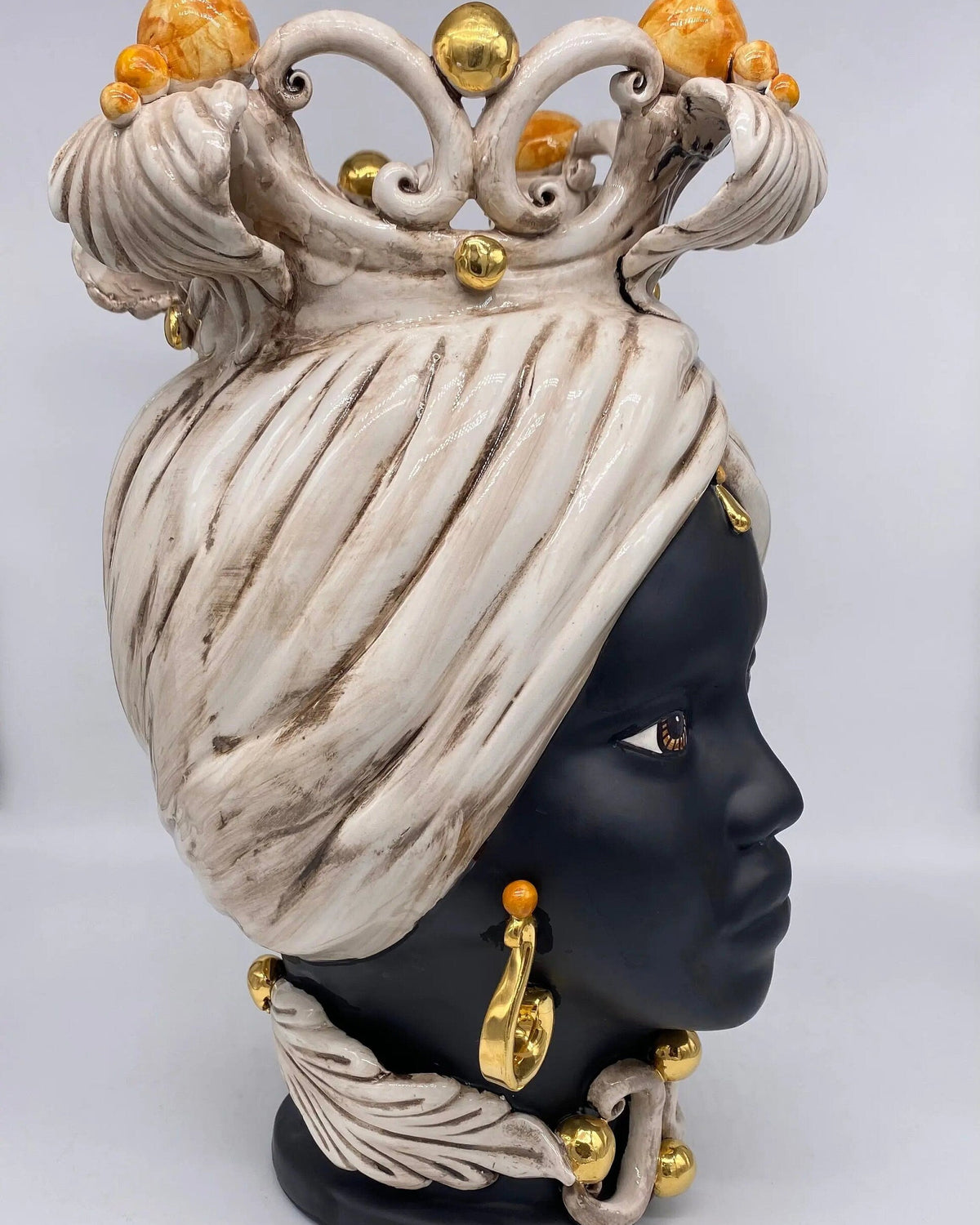 Teste di Moro Diana Ceramica Caltagirone cm H.40 L.25 Artigianale Écru Oro Sfere Ocra DD CERAMICHE SICILIANE
