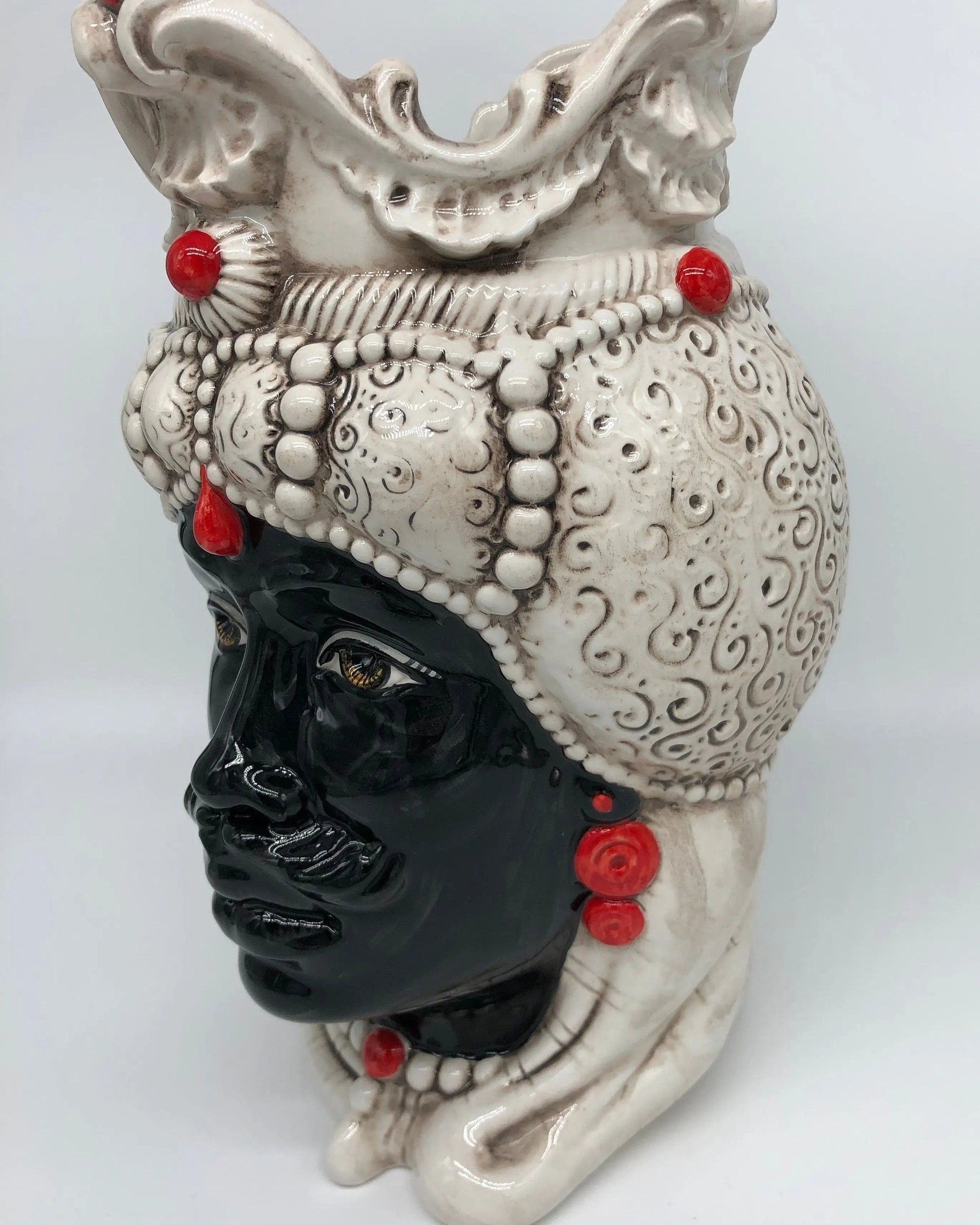 Teste di Moro Emiro Ceramica Caltagirone cm H.30 L.18 Artigianale Écru Sfere Rosso DD CERAMICHE SICILIANE