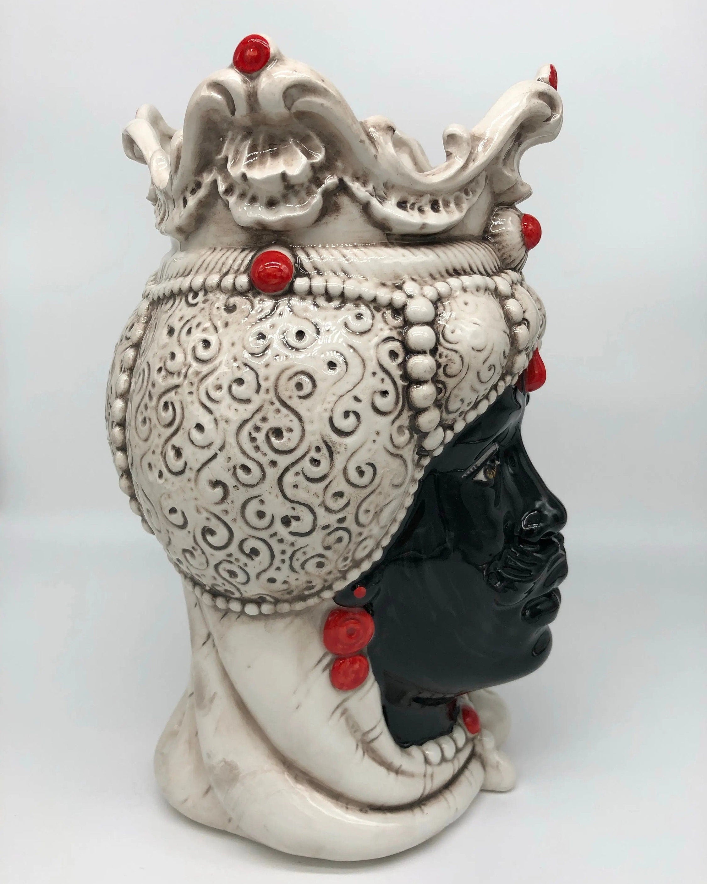 Teste di Moro Emiro Ceramica Caltagirone cm H.30 L.18 Artigianale Écru Sfere Rosso DD CERAMICHE SICILIANE