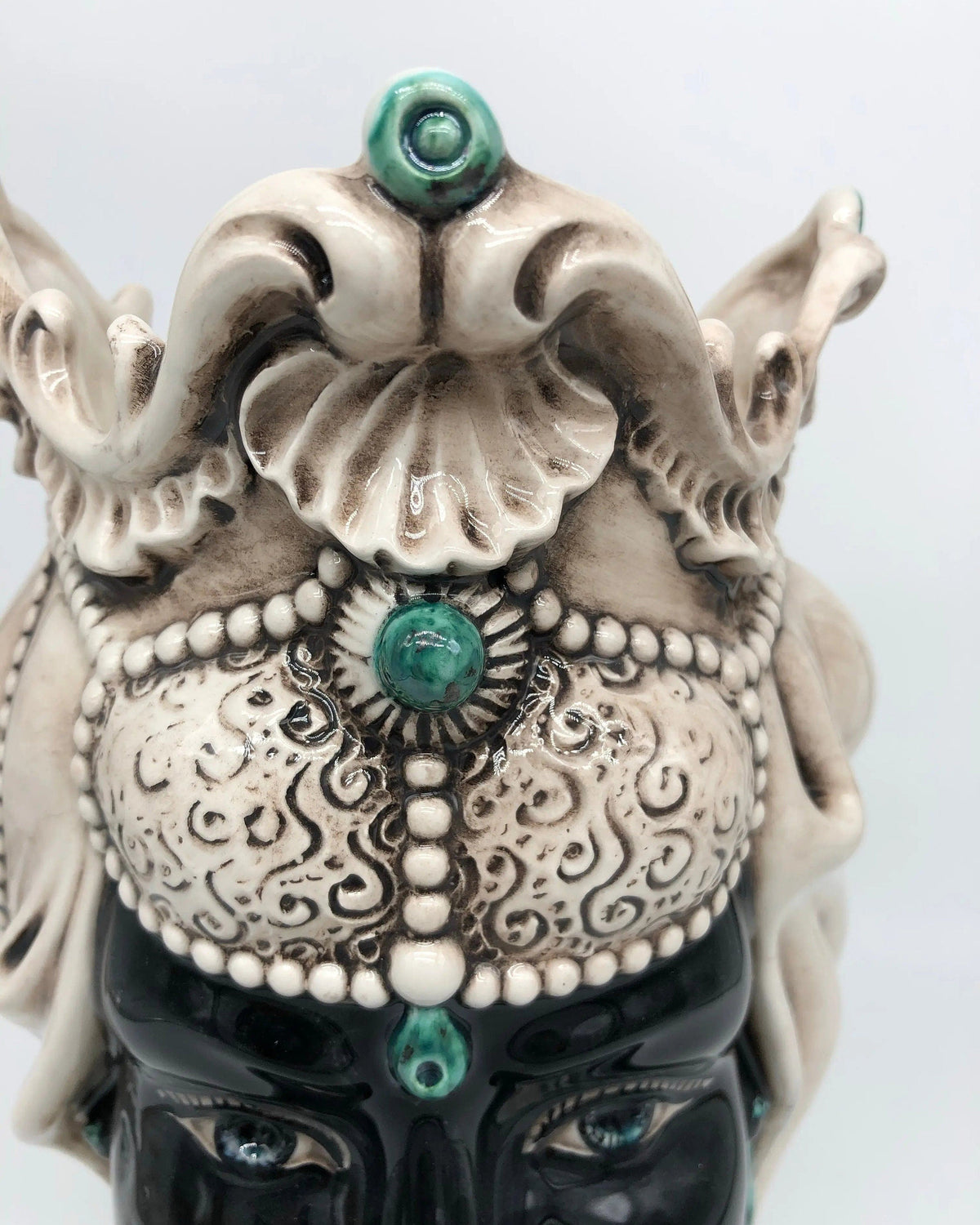 Teste di Moro Emiro Ceramica Caltagirone cm H.30 L.18 Artigianale Écru Sfere Verde DD CERAMICHE SICILIANE