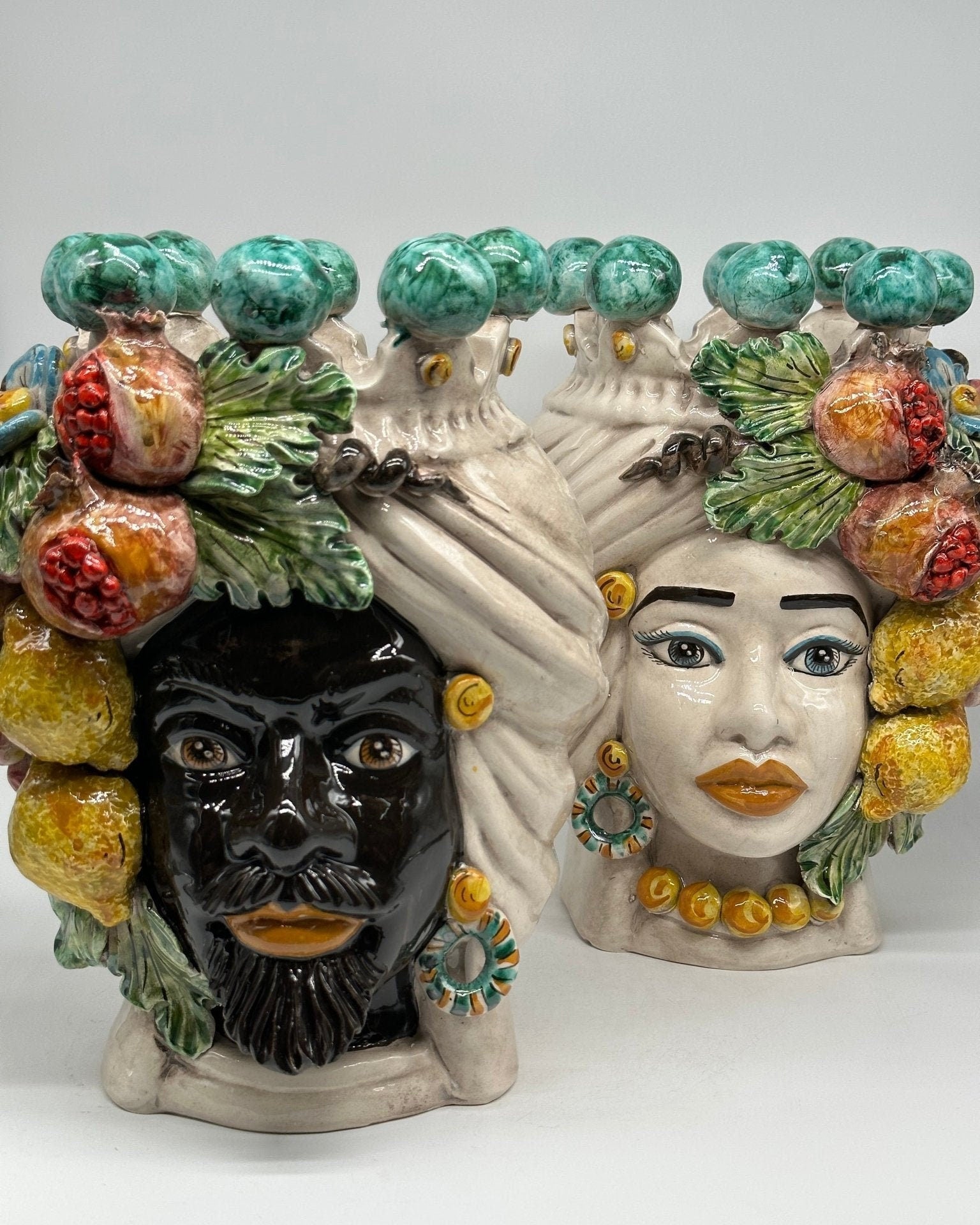 Teste di Moro Fiori e Frutta Ceramica Caltagirone cm H.30 L.23 Artigianale Corona con Sfere Verde - DD CERAMICHE SICILIANE