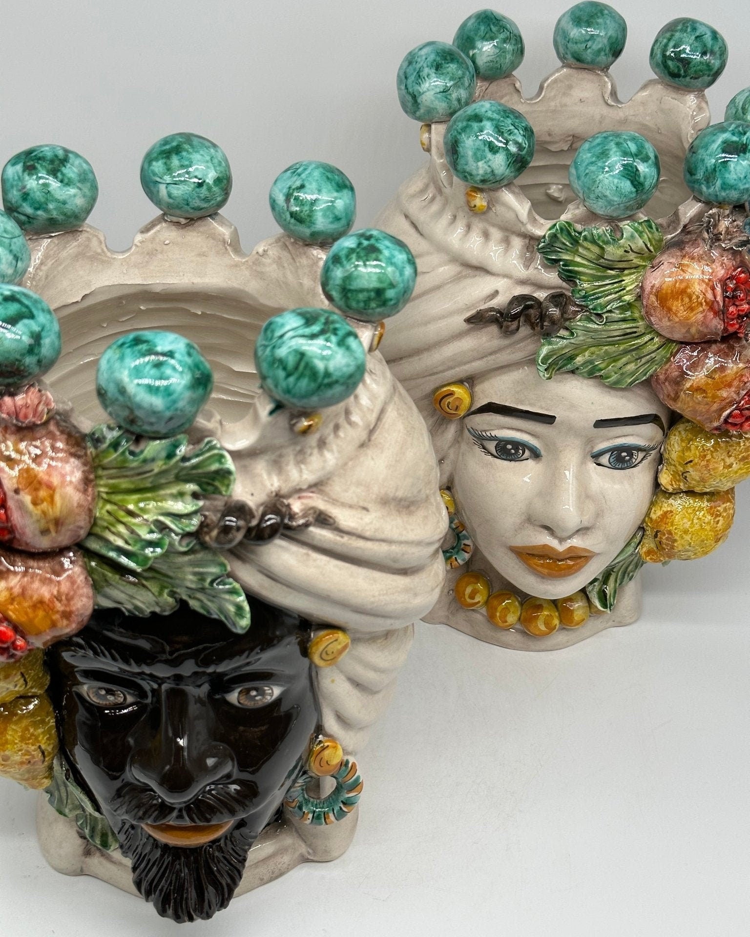 Teste di Moro Fiori e Frutta Ceramica Caltagirone cm H.30 L.23 Artigianale Corona con Sfere Verde - DD CERAMICHE SICILIANE