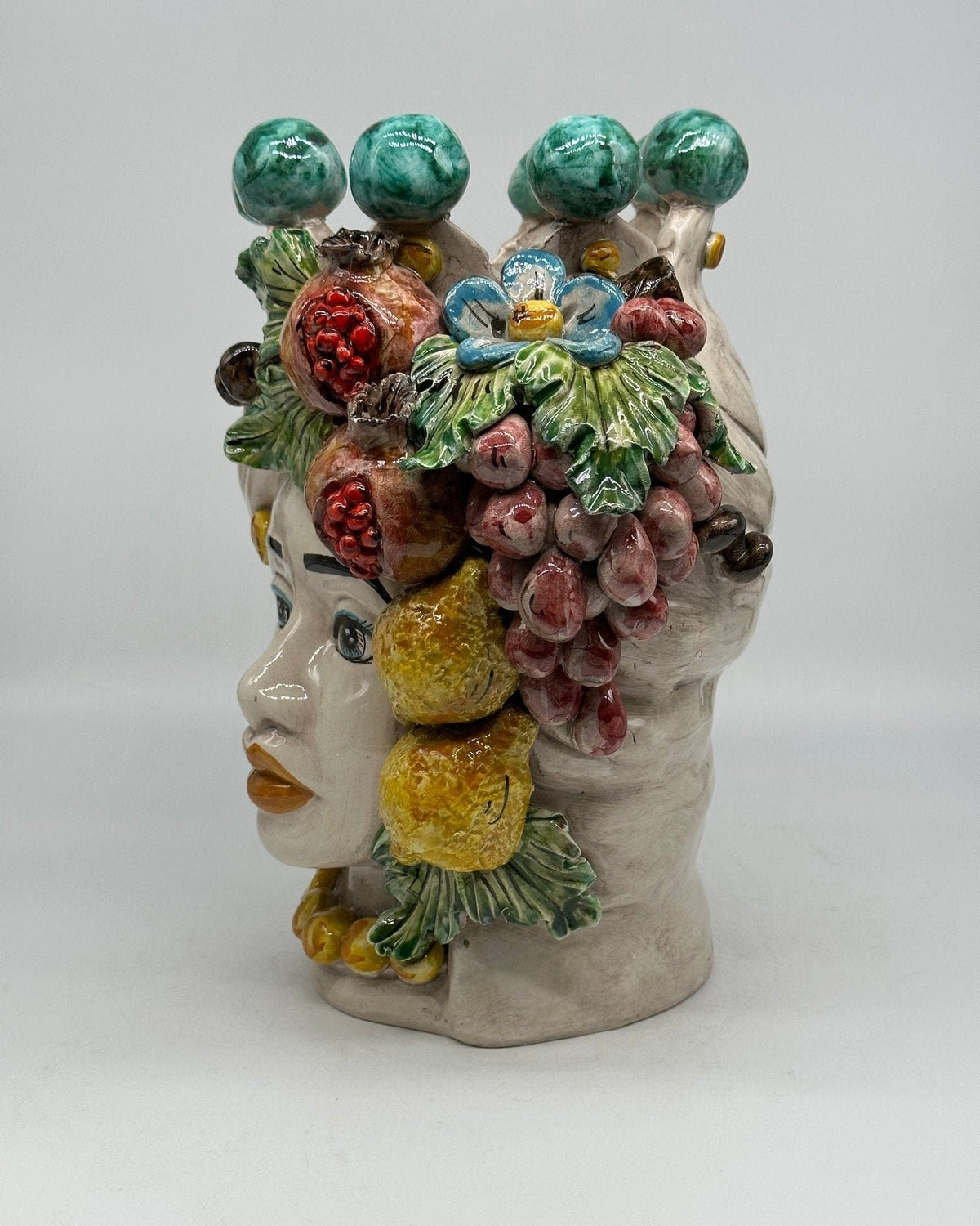 Teste di Moro Fiori e Frutta Ceramica Caltagirone cm H.30 L.23 Artigianale Corona con Sfere Verde - DD CERAMICHE SICILIANE