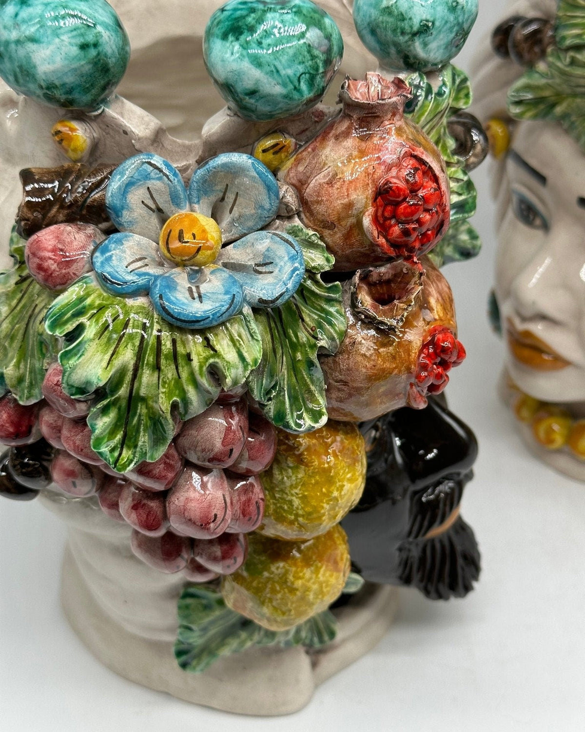 Teste di Moro Fiori e Frutta Ceramica Caltagirone cm H.30 L.23 Artigianale Corona con Sfere Verde - DD CERAMICHE SICILIANE