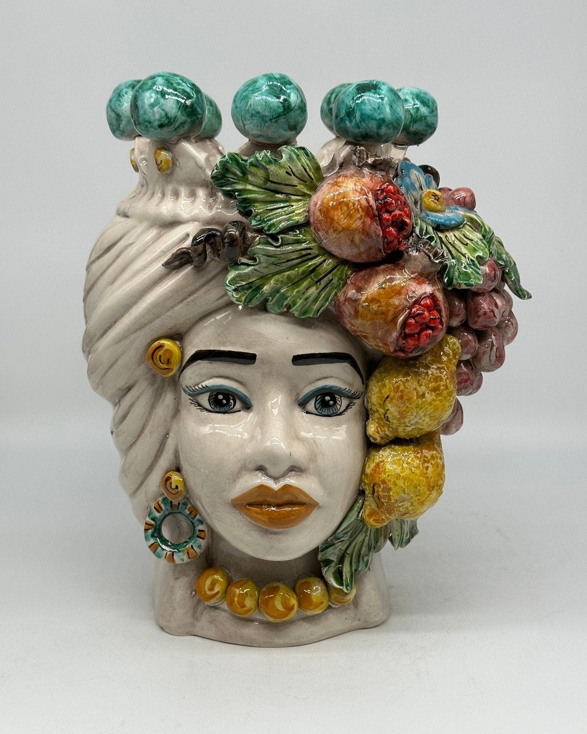 Teste di Moro Fiori e Frutta Ceramica Caltagirone cm H.30 L.23 Artigianale Corona con Sfere Verde - DD CERAMICHE SICILIANE