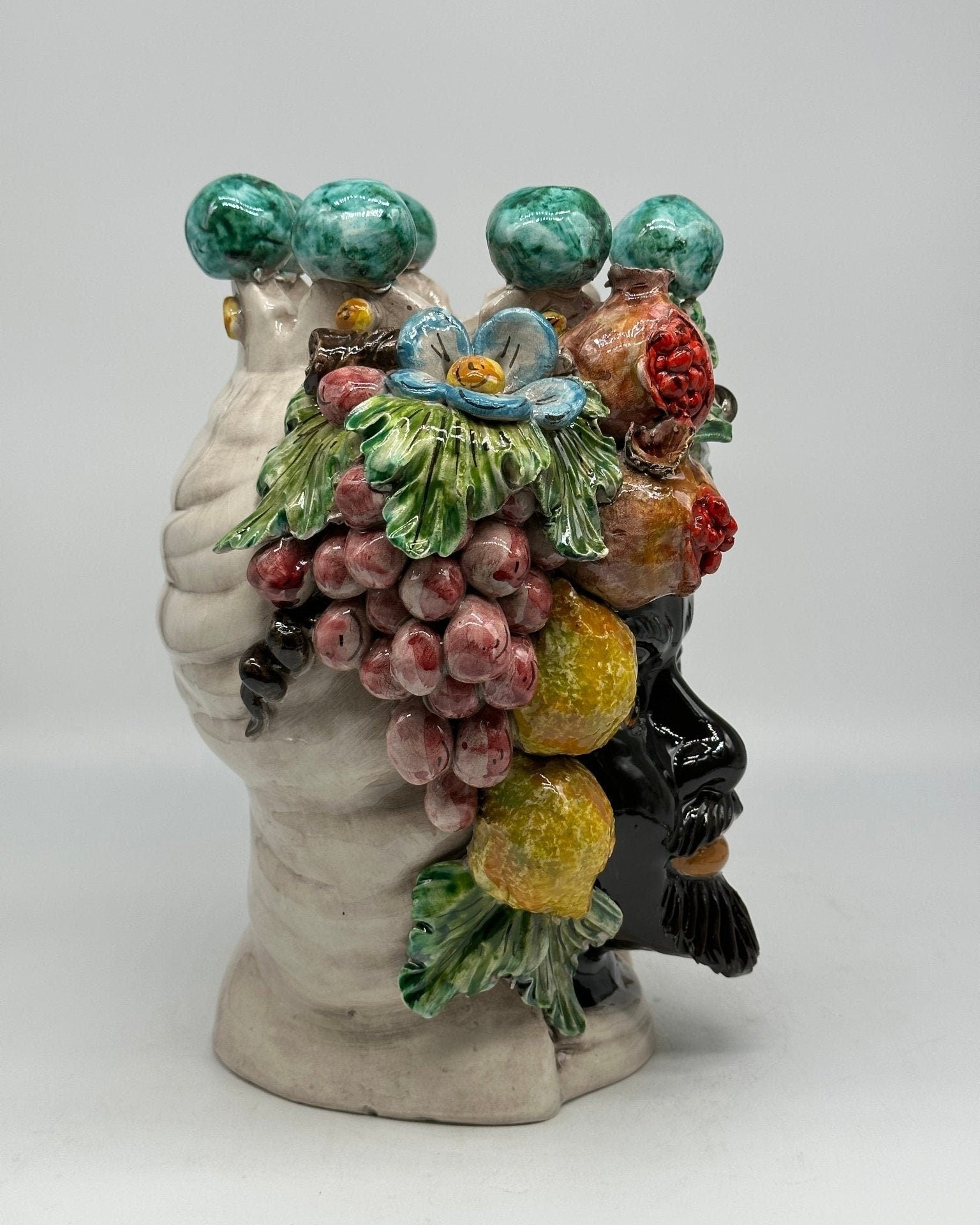 Teste di Moro Fiori e Frutta Ceramica Caltagirone cm H.30 L.23 Artigianale Corona con Sfere Verde - DD CERAMICHE SICILIANE