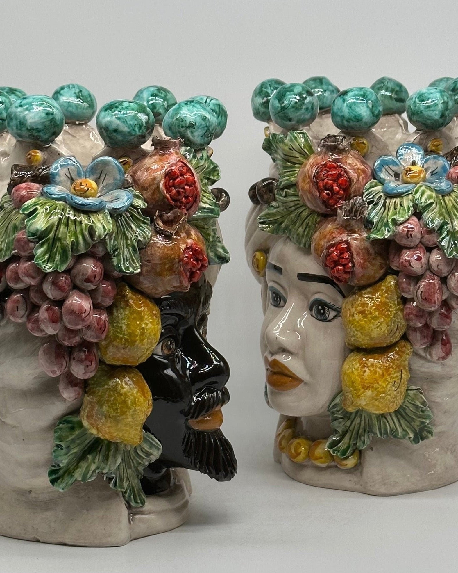 Teste di Moro Fiori e Frutta Ceramica Caltagirone cm H.30 L.23 Artigianale Corona con Sfere Verde - DD CERAMICHE SICILIANE