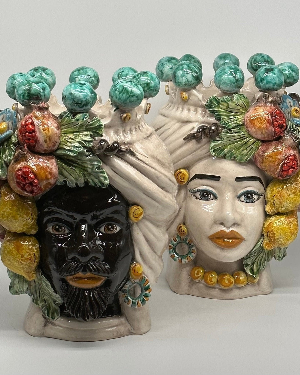 Teste di Moro Fiori e Frutta Ceramica Caltagirone cm H.30 L.23 Artigianale Corona con Sfere Verde - DD CERAMICHE SICILIANE