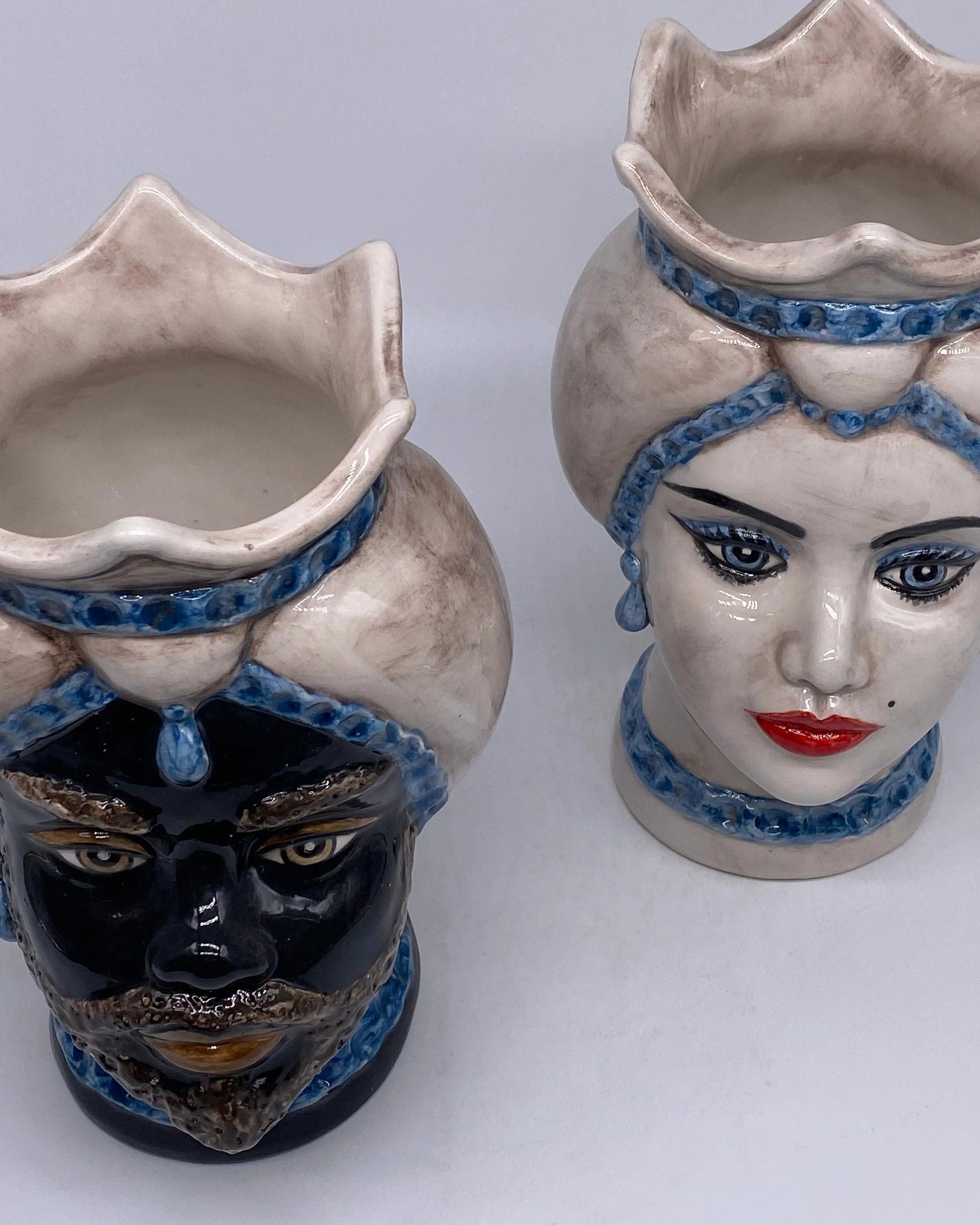 Teste di Moro Luis Ceramica Caltagirone cm H.22 L.15 Artigianale Turbante Liscio Écru Blu DD CERAMICHE SICILIANE