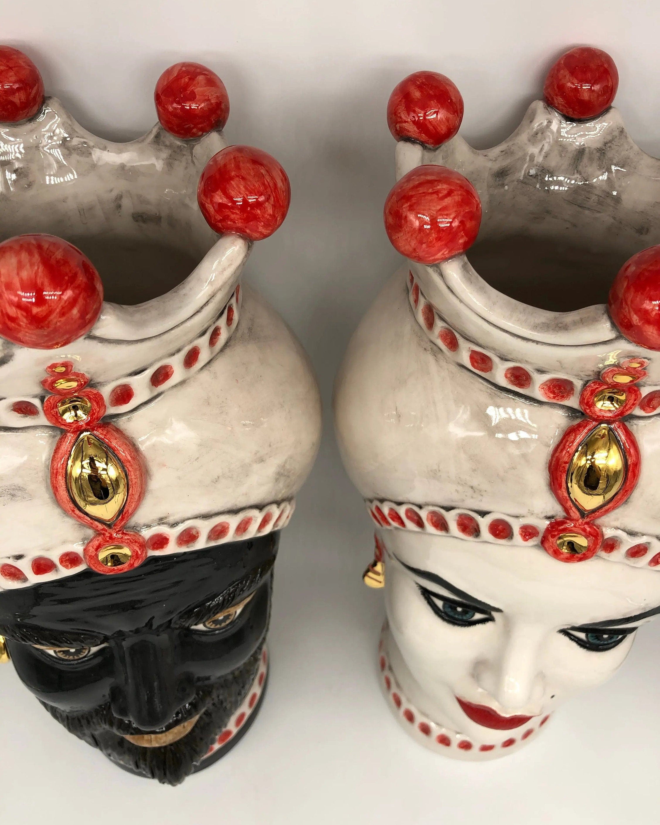 Teste di Moro Luis Ceramica Caltagirone cm H.44 L.23 Artigianale Turbante Liscio Écru Rosso Oro DD CERAMICHE SICILIANE