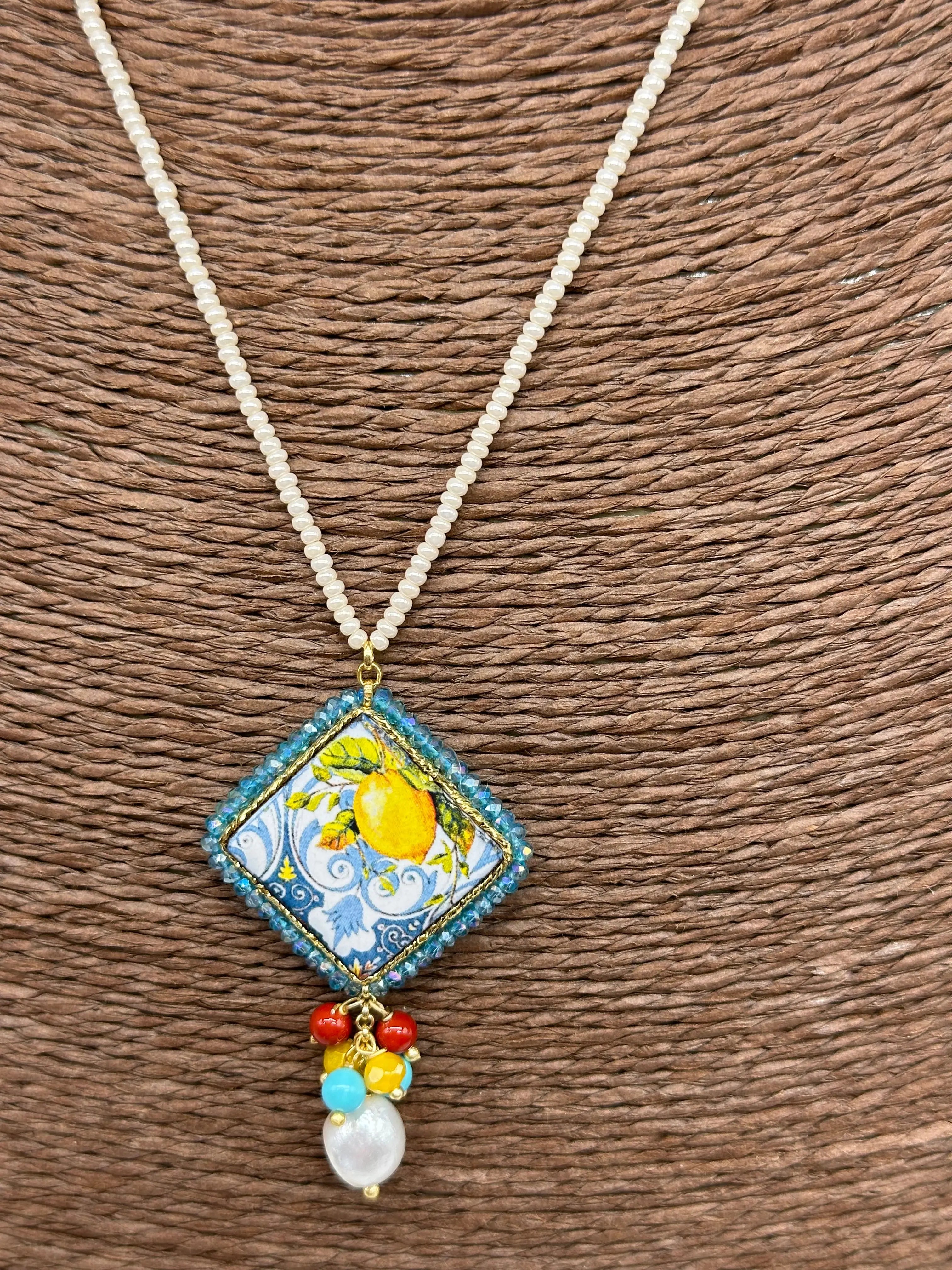 Collana Piastrella Ceramica Caltagirone Decoro Limoni, cornice azzurra, catena perline bianche DD CERAMICHE SICILIANE