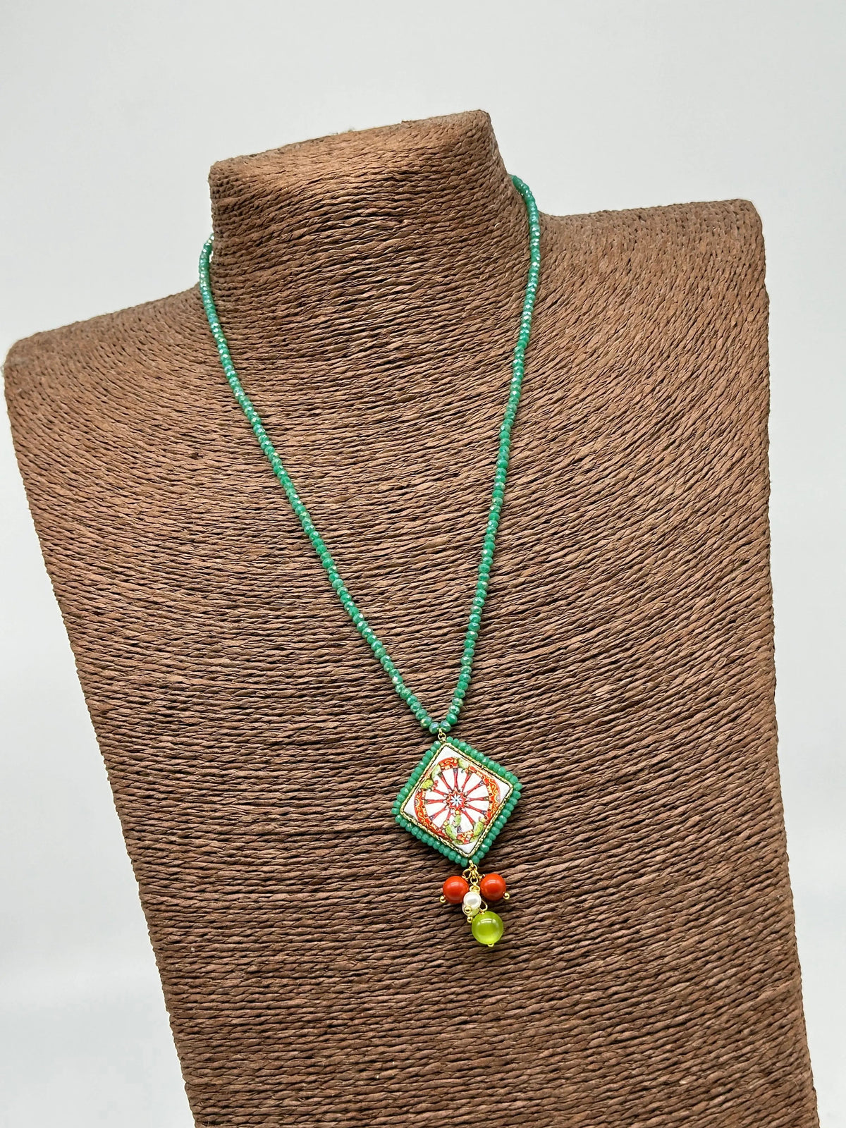 Collana Piastrella Ceramica Caltagirone, Ruota Carretto, catena perline verde DD CERAMICHE SICILIANE