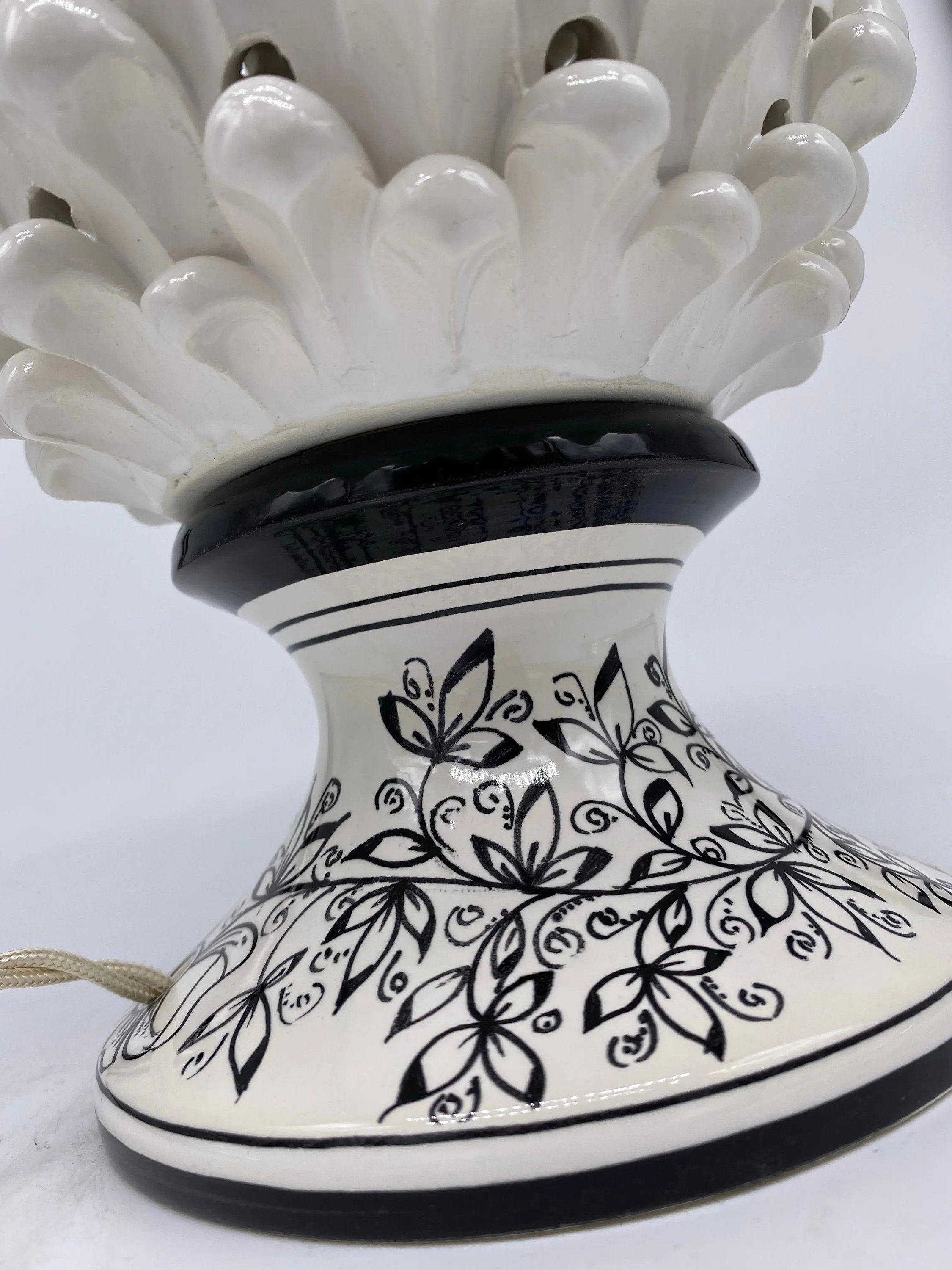 Lampada Pigna traforata Ceramica Caltagirone cm H.30 L.20 Artigianale Bianco Base Decorata DD CERAMICHE SICILIANE