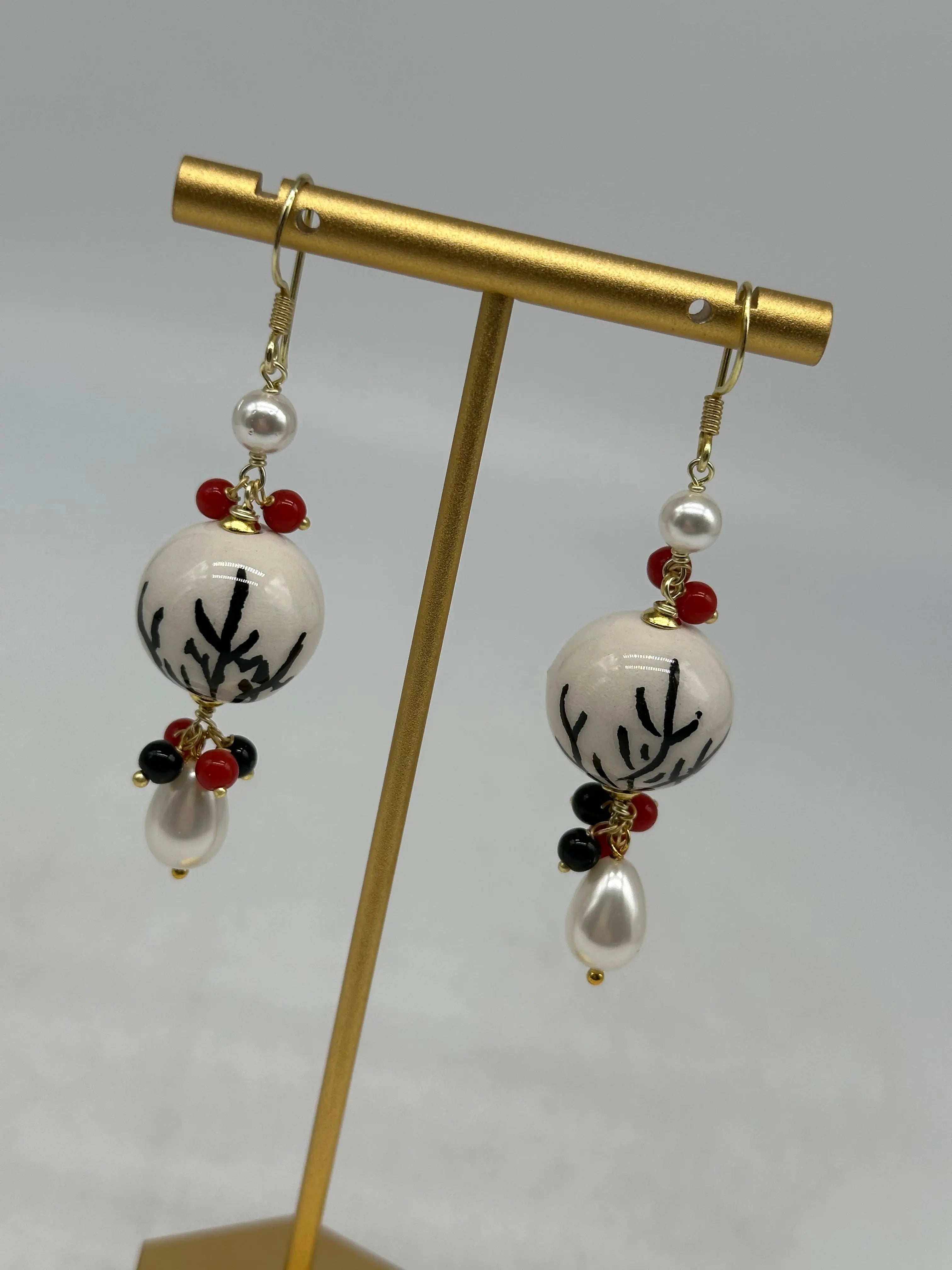 Orecchini Artigianali Sfere di Natale Bianco con decori Nero in Ceramica di Caltagirone, pietre e corallo DD CERAMICHE SICILIANE