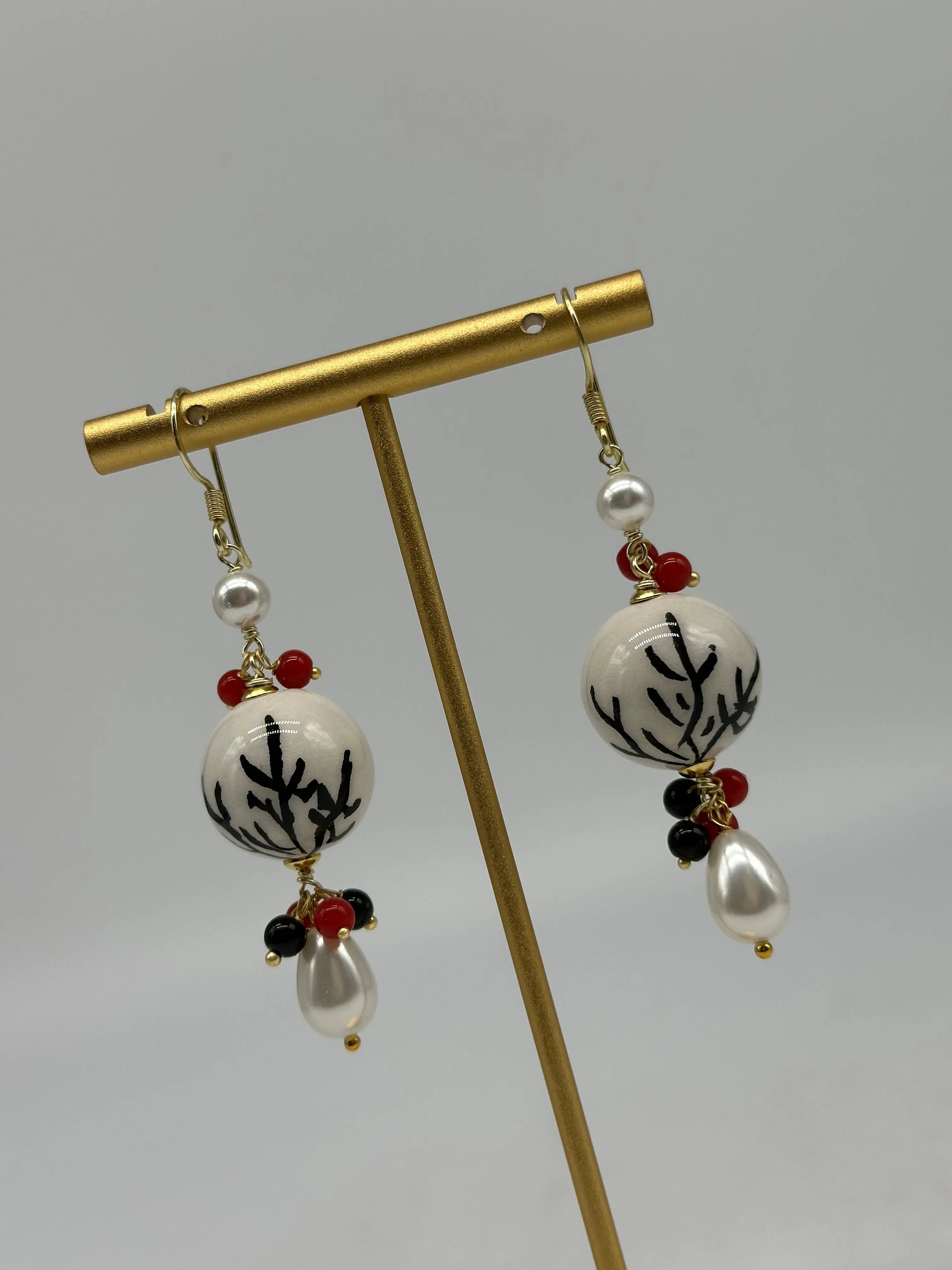 Orecchini Artigianali Sfere di Natale Bianco con decori Nero in Ceramica di Caltagirone, pietre e corallo DD CERAMICHE SICILIANE