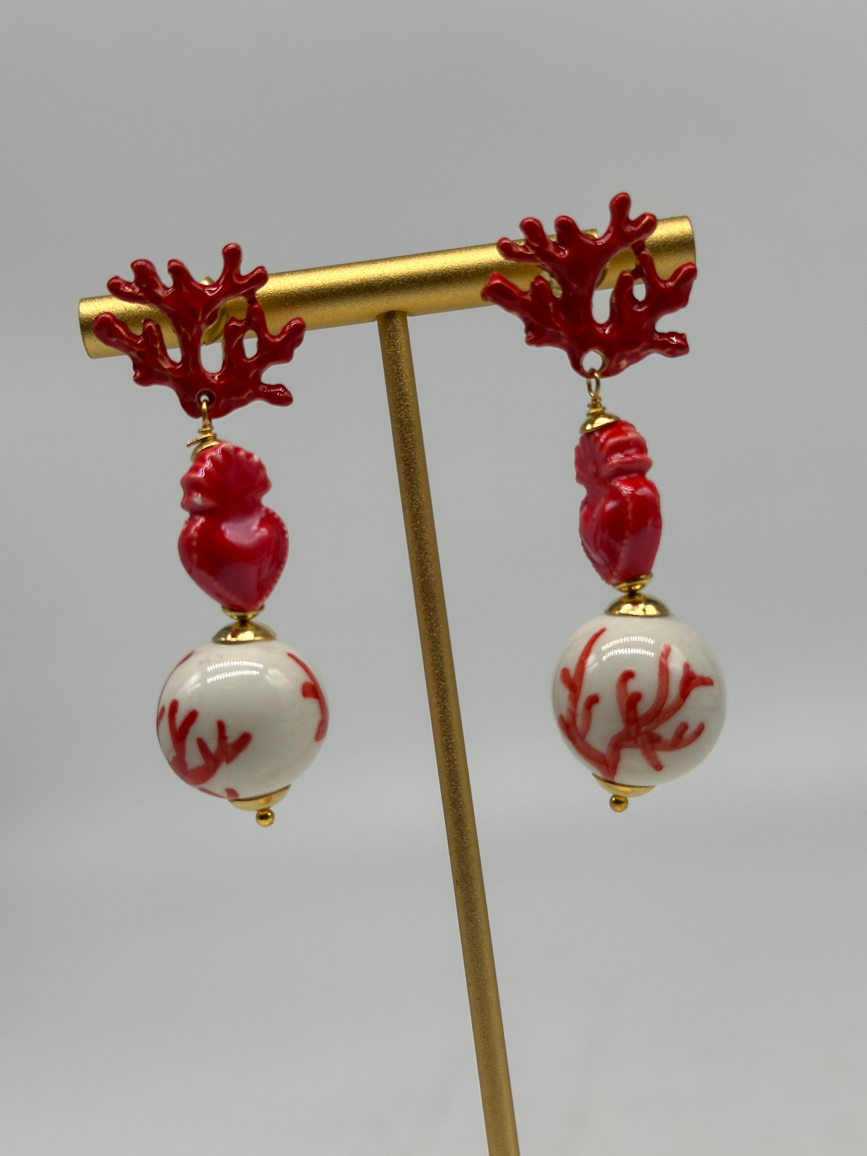 Orecchini Artigianali Sfere di Natale Bianco con decori Rosso in Ceramica di Caltagirone cuore sacro e corallo - BIJOUX