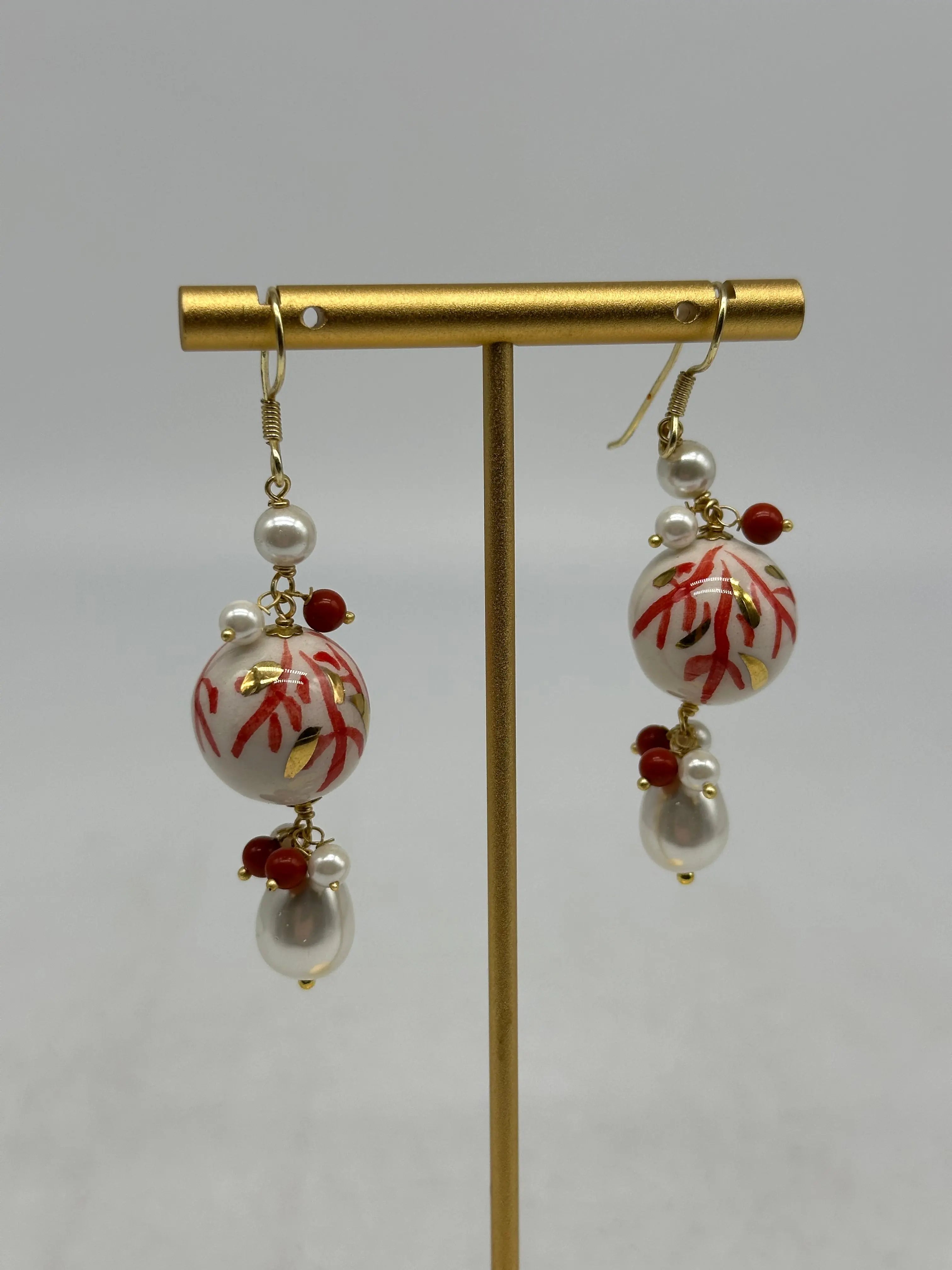 Orecchini Artigianali Sfere di Natale Bianco con decori Rosso in Ceramica di Caltagirone, pietre e corallo DD CERAMICHE SICILIANE