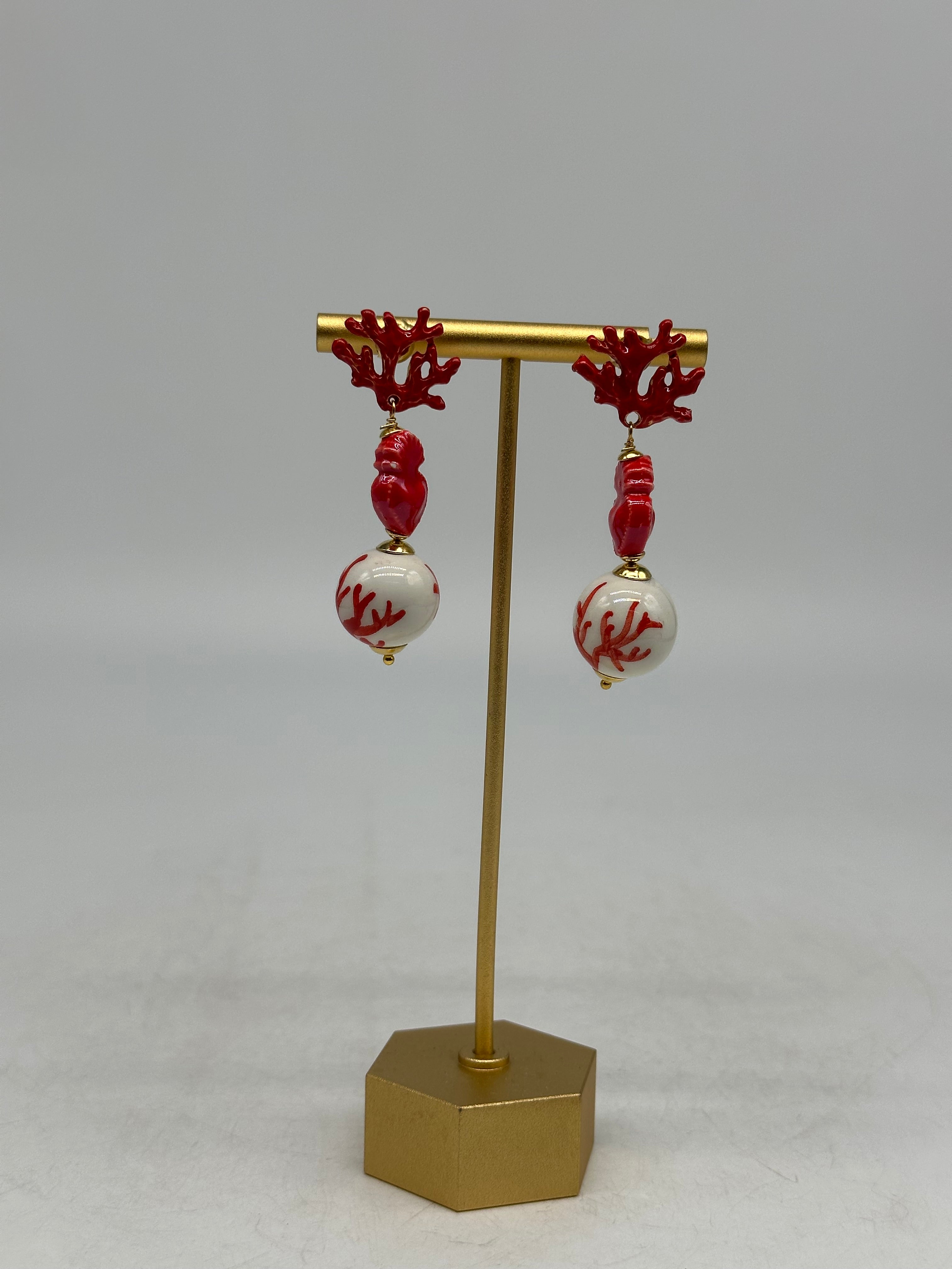 Orecchini Artigianali Sfere di Natale Bianco con decori Rosso in Ceramica di Caltagirone cuore sacro e corallo - BIJOUX
