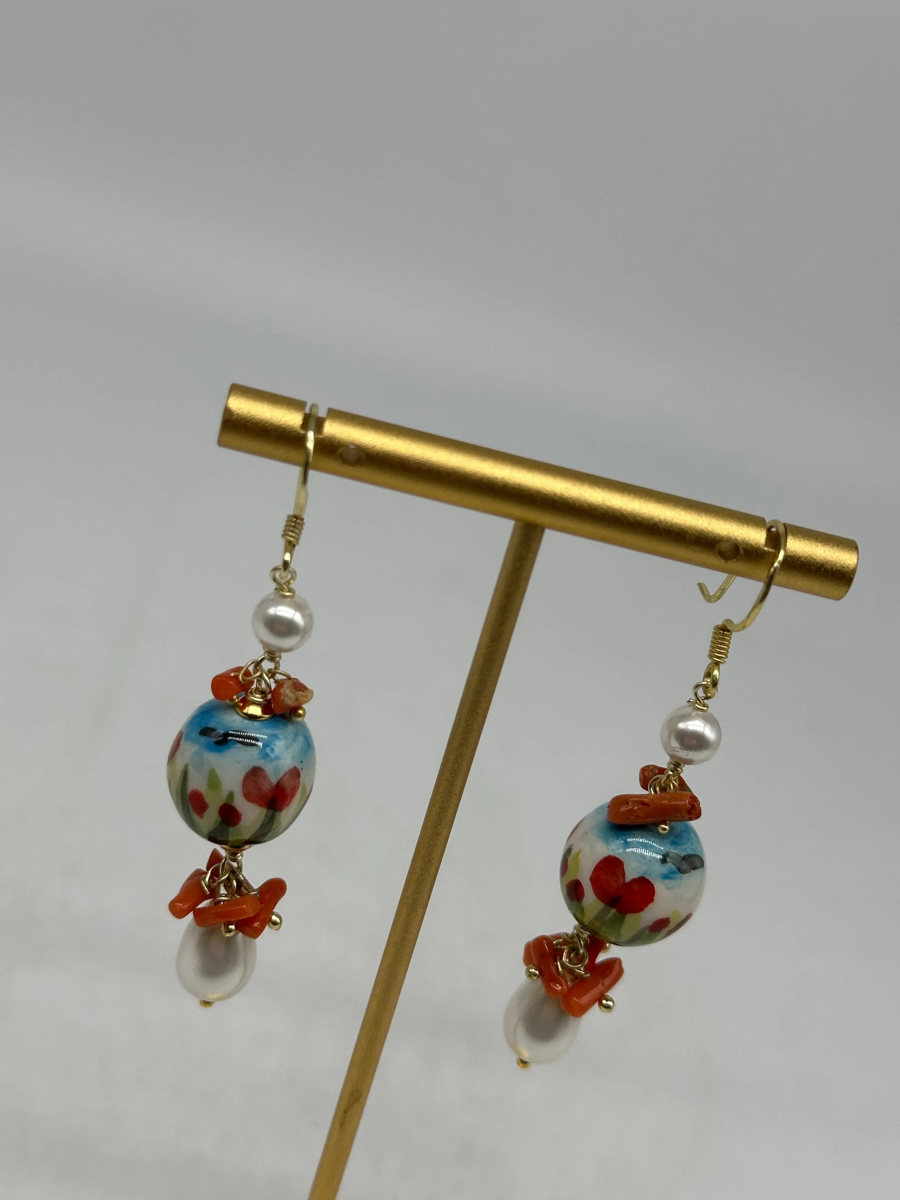 Orecchini Artigianali Sfere di Natale Bianco con decoro fiori in Ceramica di Caltagirone, pietre e corallo DD CERAMICHE SICILIANE