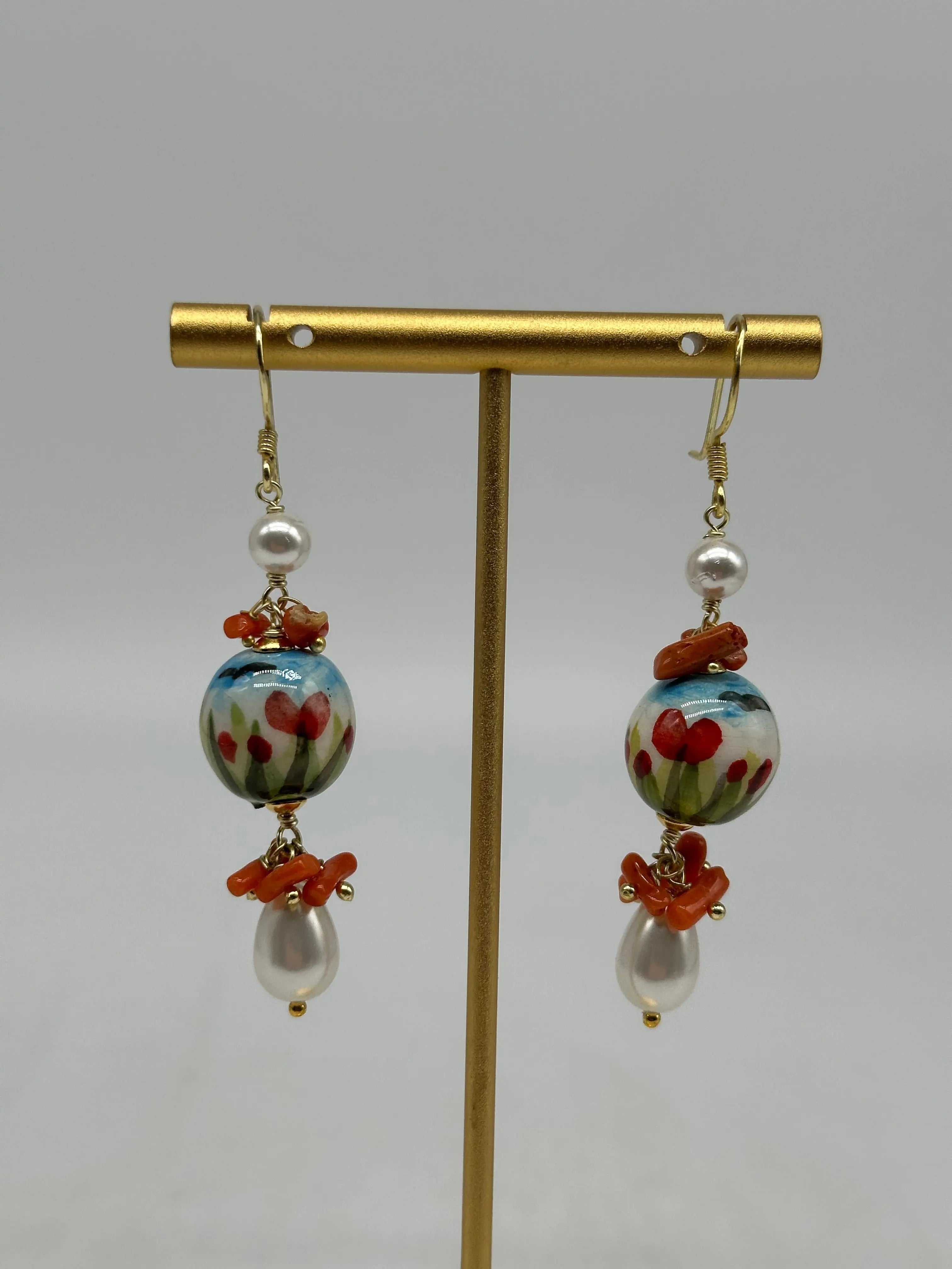 Orecchini Artigianali Sfere di Natale Bianco con decoro fiori in Ceramica di Caltagirone, pietre e corallo DD CERAMICHE SICILIANE