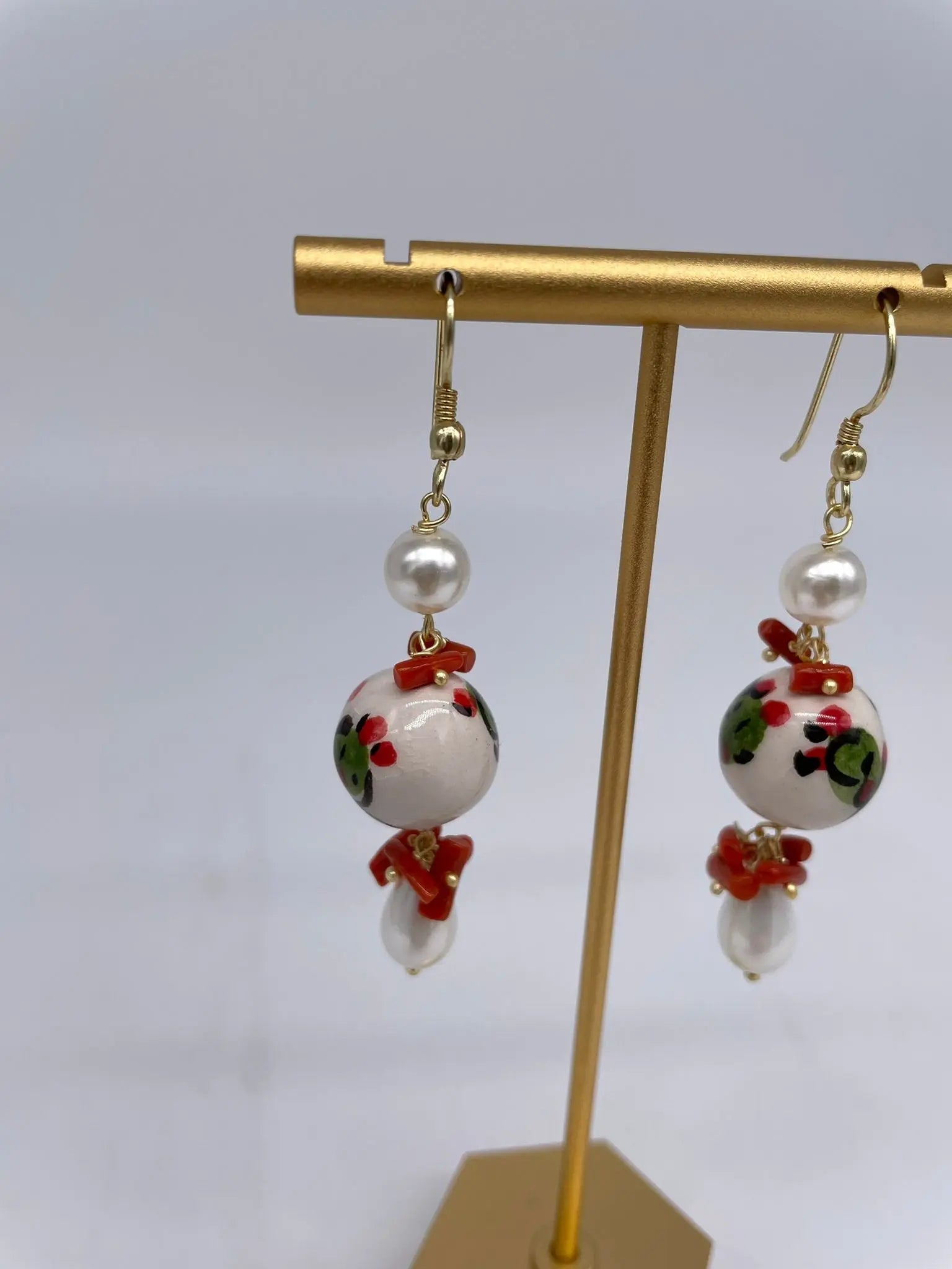 Orecchini Artigianali Sfere di Natale Bianco in Ceramica di Caltagirone, pietre e corallo - DD CERAMICHE SICILIANE