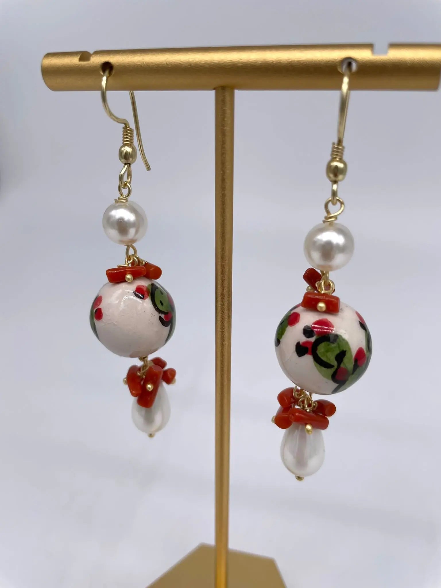 Orecchini Artigianali Sfere di Natale Bianco in Ceramica di Caltagirone, pietre e corallo - DD CERAMICHE SICILIANE