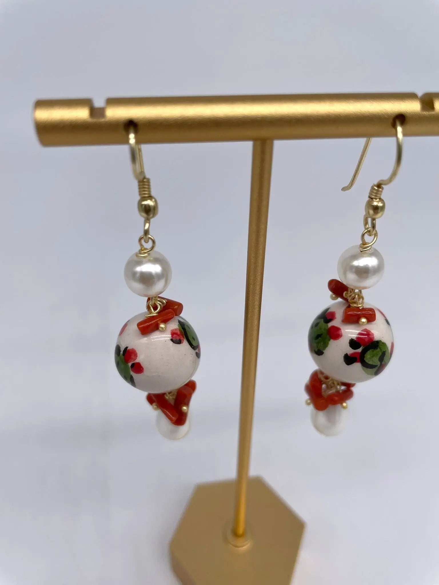Orecchini Artigianali Sfere di Natale Bianco in Ceramica di Caltagirone, pietre e corallo - DD CERAMICHE SICILIANE
