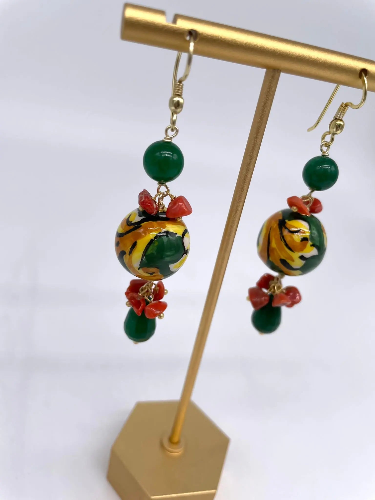 Orecchini Artigianali Sfere di Natale Verde in Ceramica di Caltagirone, pietre e corallo - DD CERAMICHE SICILIANE