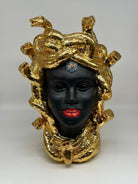 Testa Mitologica Medusa Ceramica Caltagirone cm H.38 L.25 Artigianale “GOLD EDITION” - DD CERAMICHE SICILIANE
